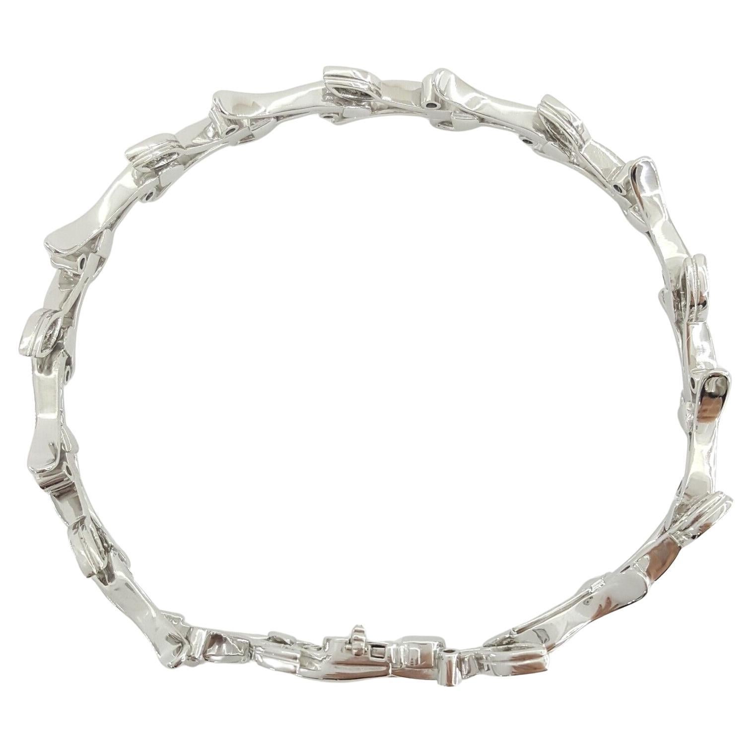 Ce luxueux bracelet en platine serti de diamants de Tiffany & Co, qui fait partie de la collection 1999 Garland Leaf, est un exemple exquis de design intemporel et de savoir-faire artisanal. Avec un poids de 31,7 grammes et une longueur de 7 pouces,