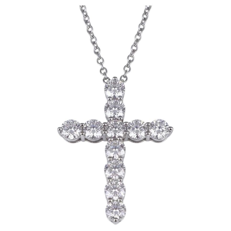 Collar de Tiffany & Co. con colgante de cruz de diamantes de 2 quilates en platino