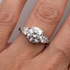 Anello di fidanzamento Tiffany & Co. in platino con tre diamanti da 2 carati