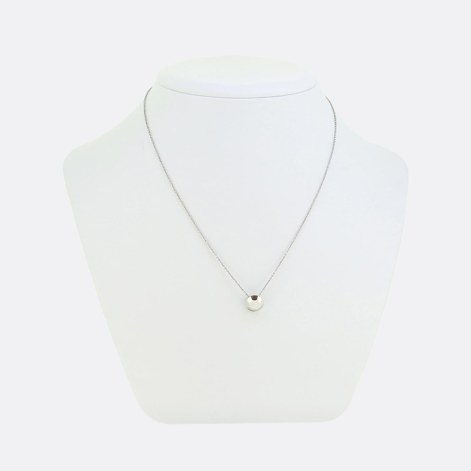 Ecco un incantevole ciondolo di Tiffany & Co., gioielliere di fama mondiale. Il ciondolo è realizzato in platino a forma di diamante rotondo sfaccettato da 2,00 carati e pende da una sottile catena belcher firmata. Questa collana di Tiffany & Co. è