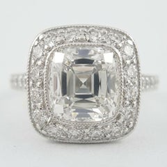 Anillo de compromiso «Legacy» de Tiffany & Co. con un diamante de 2 quilates de talla cojín, en platino y con halo