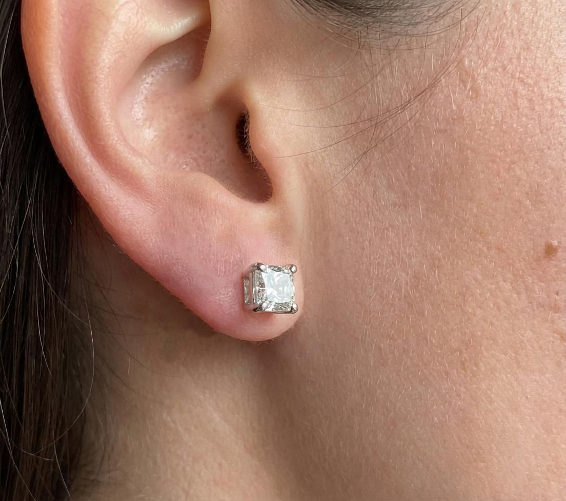 Ces exceptionnels clous d'oreilles en diamant Lucida de 2 carats de Tiffany & Co. constituent un choix intemporel et sophistiqué pour toute collection de bijoux.
Chaque boucle d'oreille est ornée d'un diamant naturel certifié de taille Lucida monté