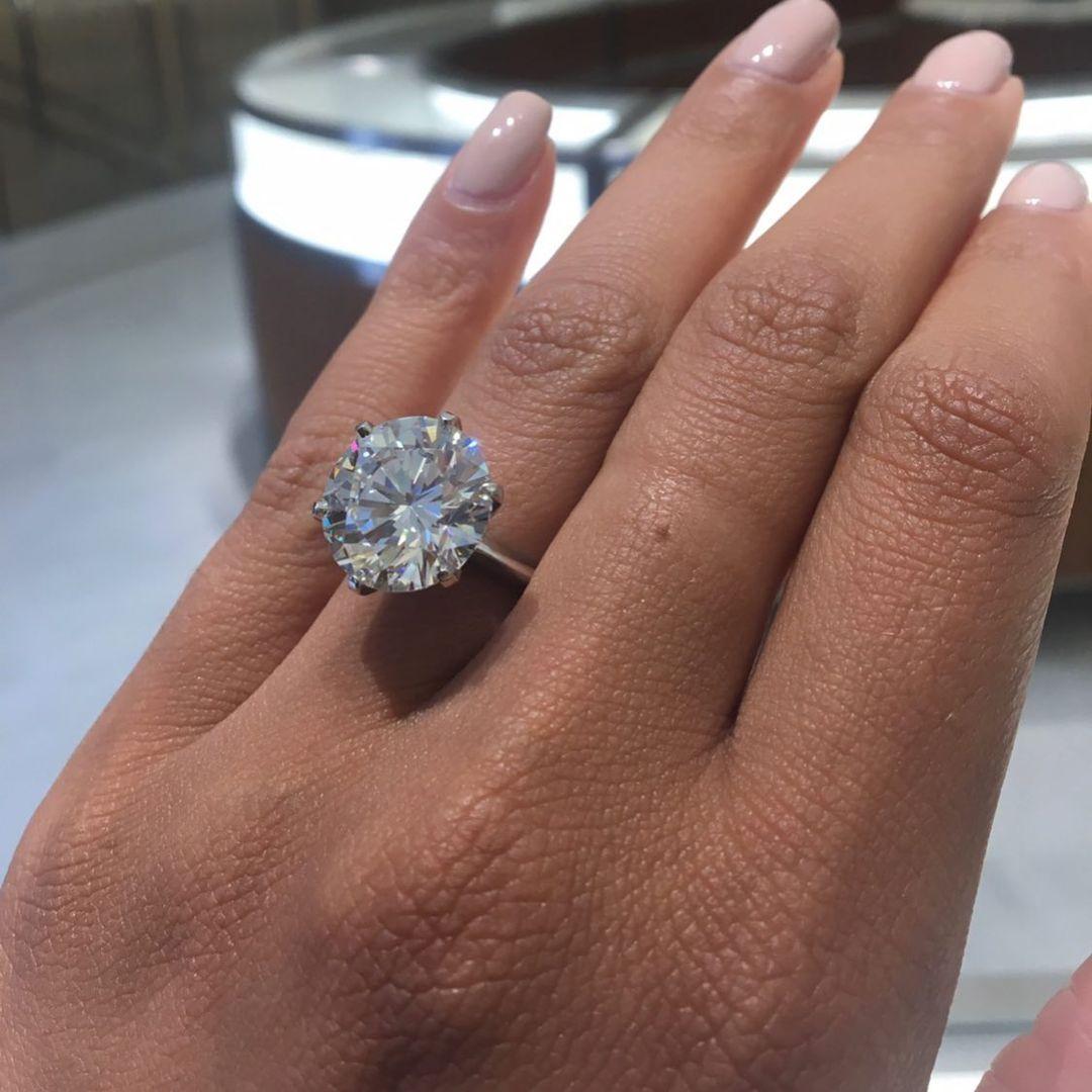 Taille ronde Tiffany & Co. Bague de fiançailles en platine de 2 carats avec diamant rond taillé en brillant en vente