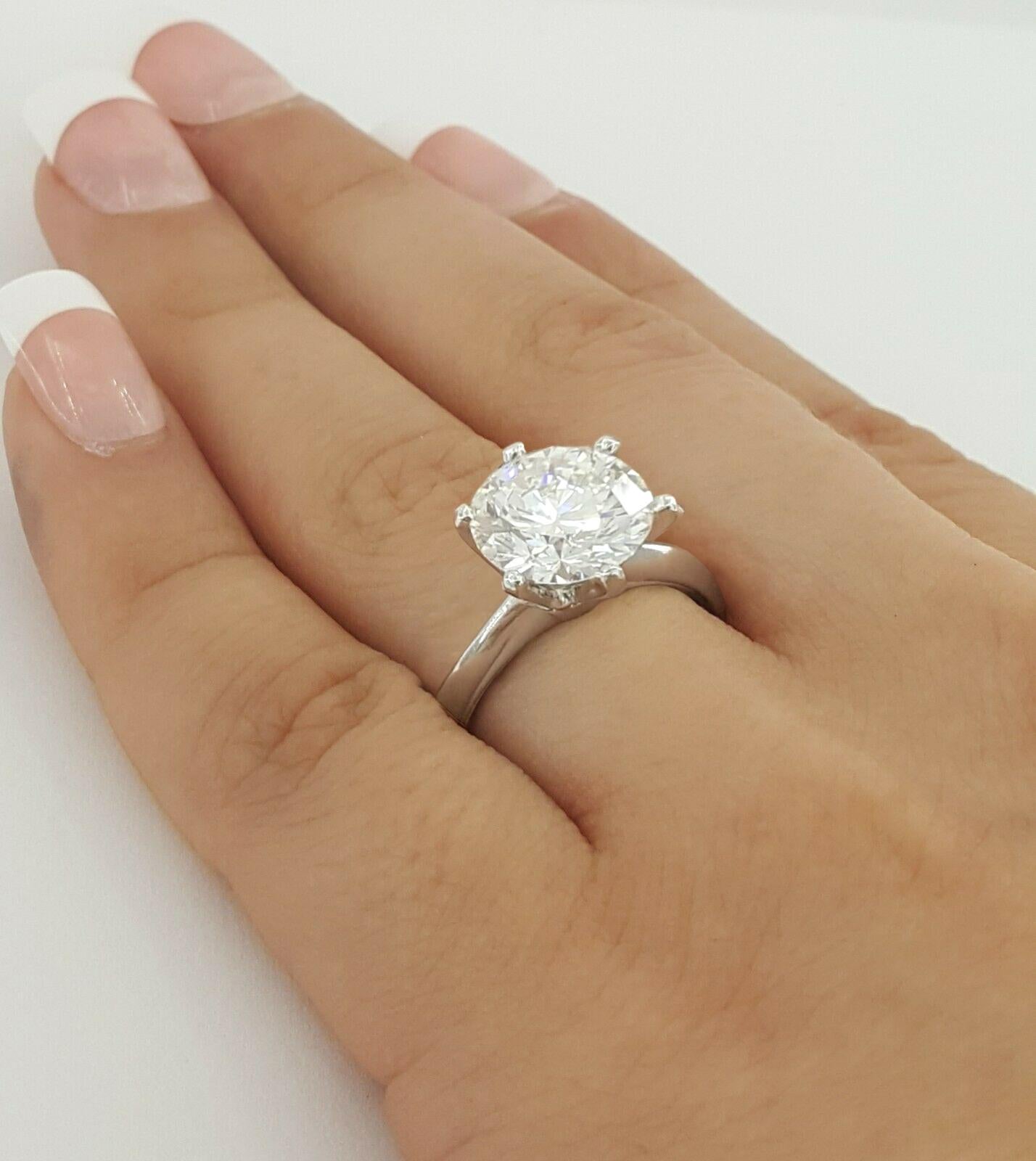 Taille ronde Tiffany & Co. Bague solitaire en platine avec diamants ronds taille brillant de 2 carats en vente