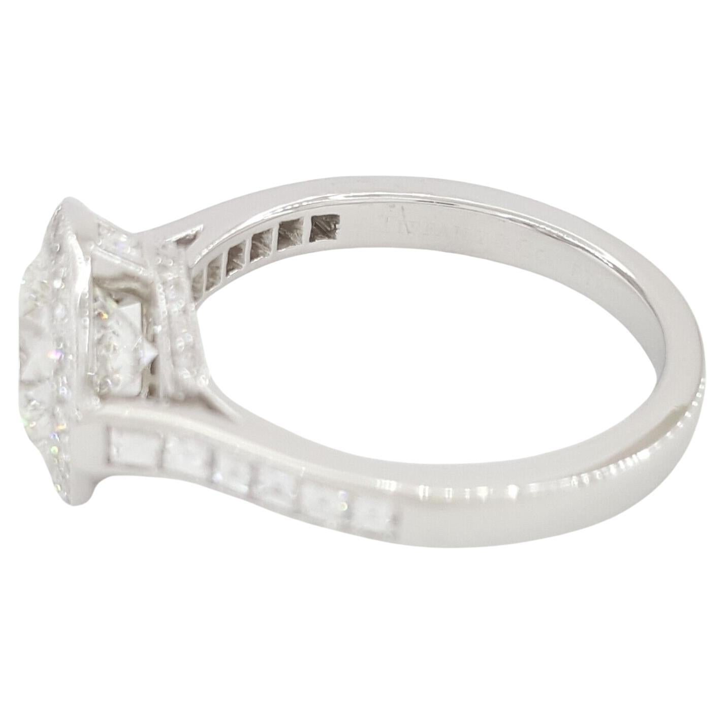 Exquis symbole de l'amour éternel : Le bracelet Tiffany & Co. Bague de fiançailles halo en platine sertie d'un diamant rond de 2,27 ct à couper le souffle.

Fabriquée avec précision et élégance, cette bague affiche un poids total de 5,7 grammes et