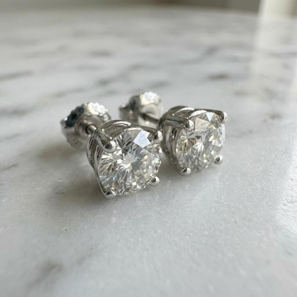 Ces exceptionnels clous d'oreilles en diamant de 2 carats de Tiffany & Co. sont certifiés GIA, offrant une qualité exceptionnelle et une élégance intemporelle. Chaque boucle d'oreille est ornée d'un diamant rond brillant magnifiquement taillé,