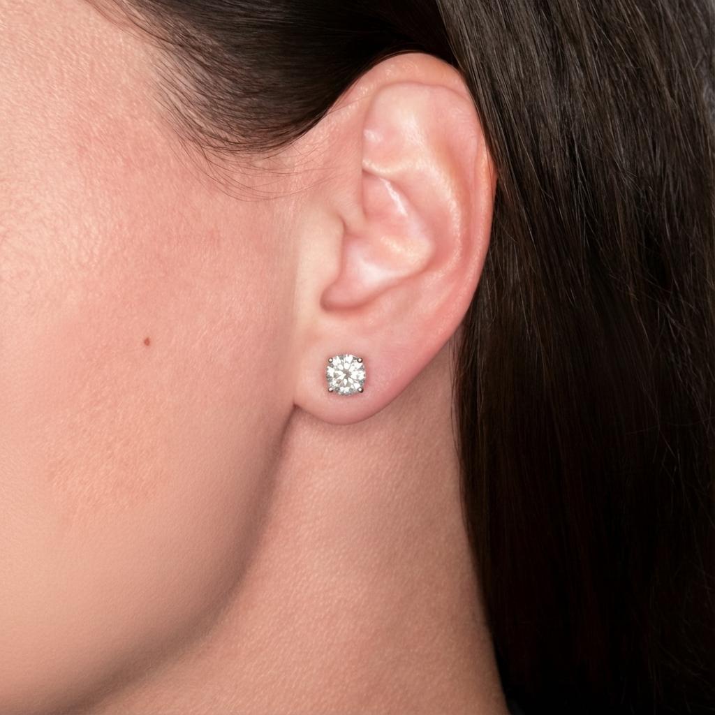 Tiffany & Co. 2 clous d'oreilles en platine avec diamants ronds et brillants certifiés GIA Excellent état - En vente à Chicago, IL