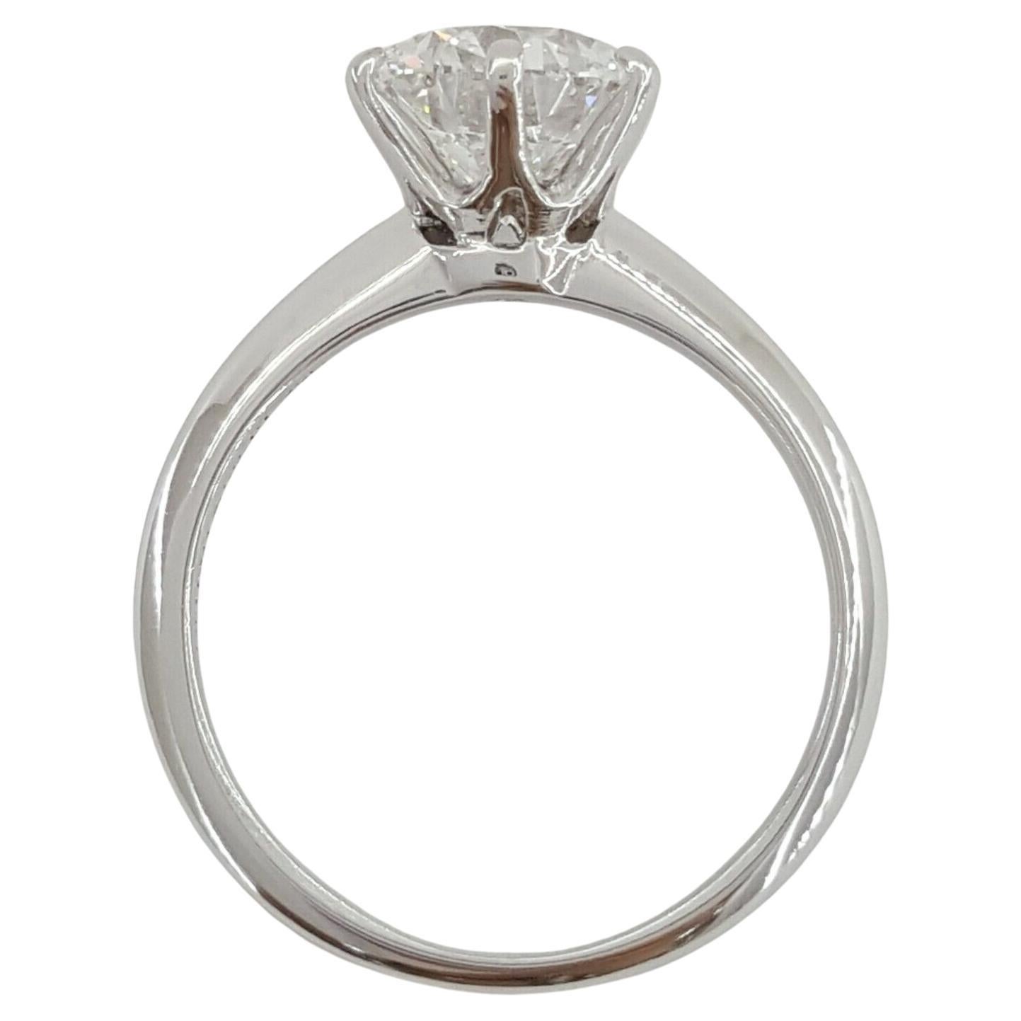 Moderne  Tiffany & Co. Bague de fiançailles solitaire à 2 diamants ronds taille brillant D VS1 en vente