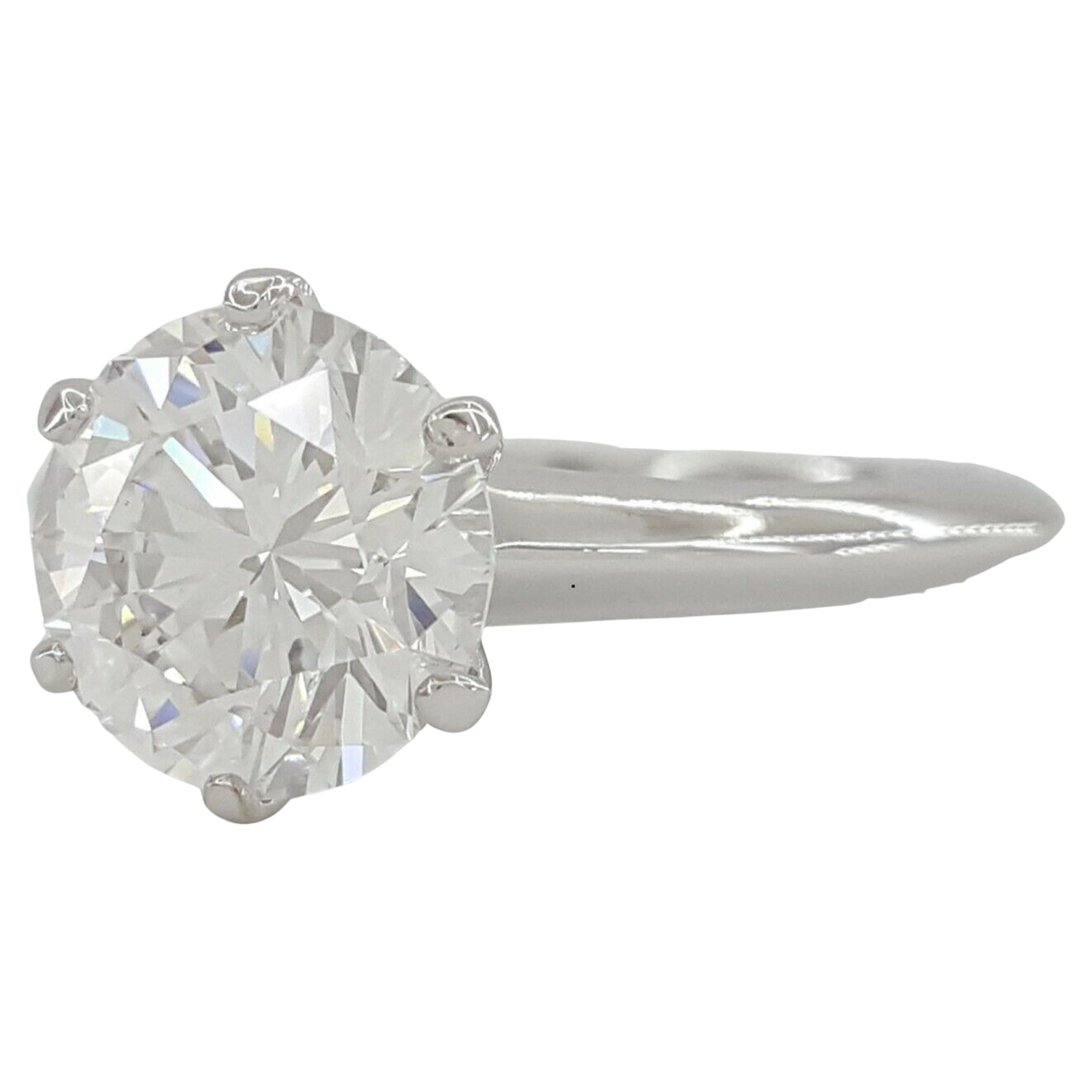 Taille ronde  Tiffany & Co. Bague de fiançailles solitaire à 2 diamants ronds taille brillant D VS1 en vente