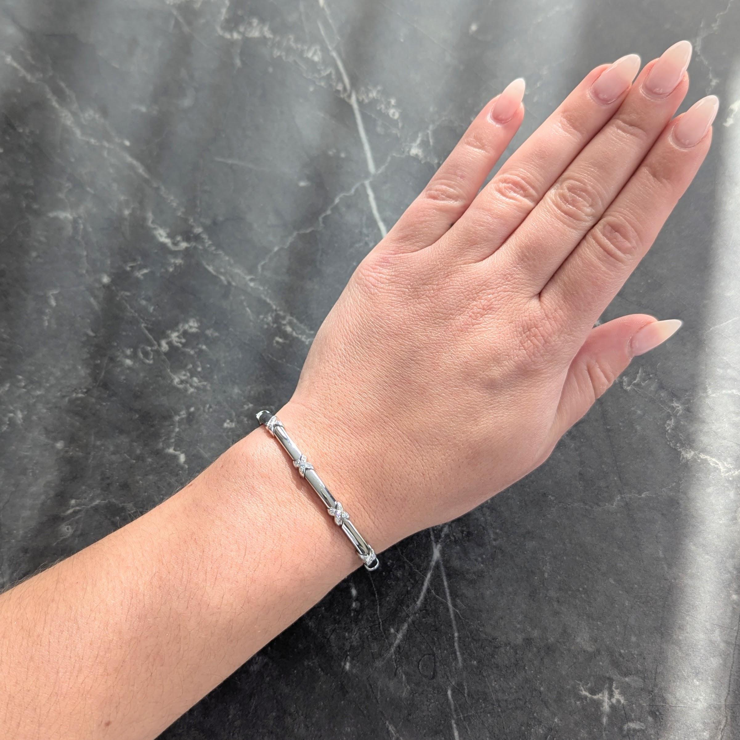 Composto da maglie in oro bianco separate da stazioni con motivo a 