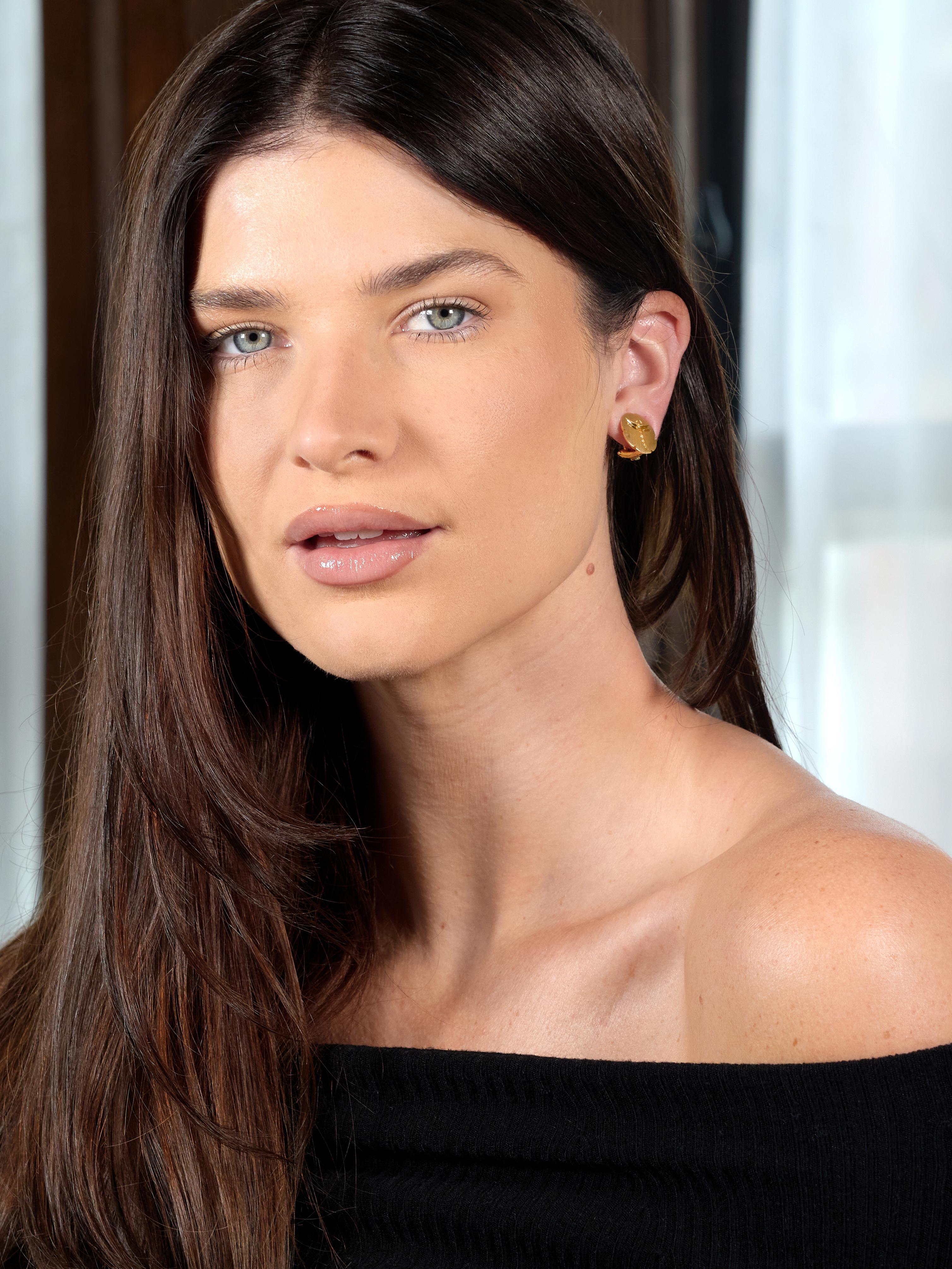 Dischi d'oro a forma di cuscino con bordi organici.
Centrali intagliate a motivo di libellula
Con finitura satinata spazzolata
Completo di fondelli a omega incernierati
Timbrato con i marchi di controllo italiani per l'oro a 18 carati
Timbrato per