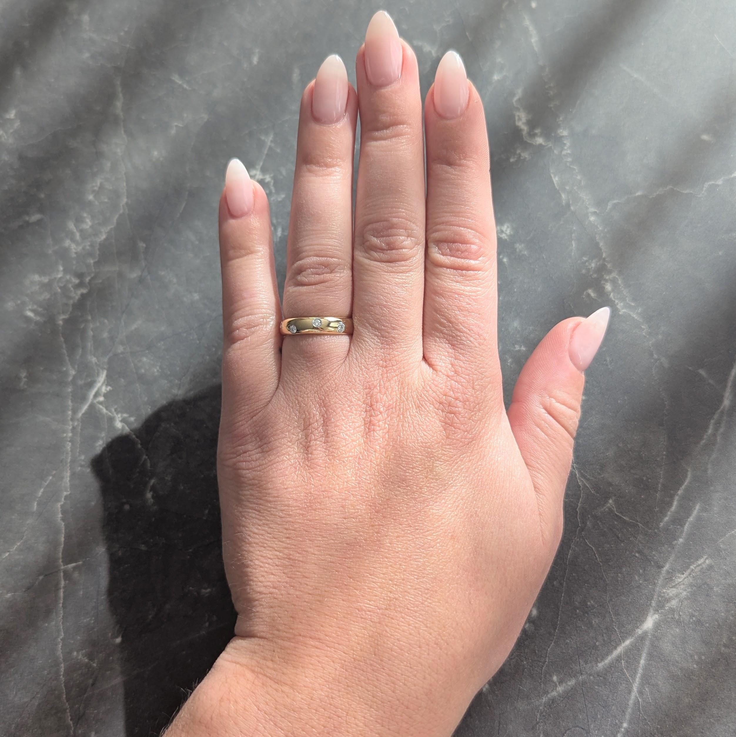 Diseñado como una banda curva de oro amarillo con diamantes redondos de talla brillante
Peso total aproximado de 0,40 quilates - Color G con claridad VS1
Engarce en platino esporádico en toda la superficie
Acabado pulido
Estampado para oro de 18