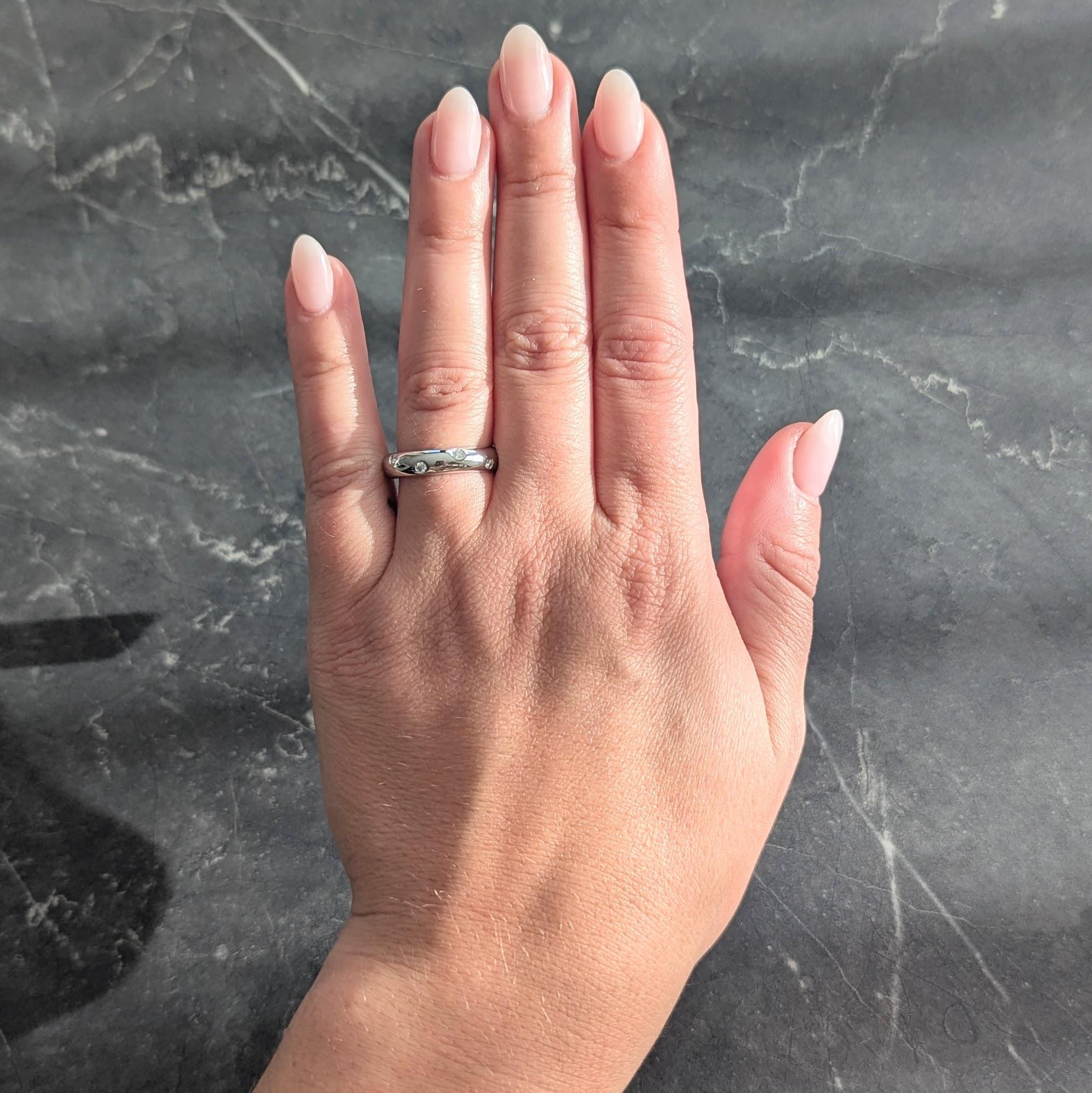 Design/One est une bande de platine incurvée, ornée de diamants ronds de taille brillante.
Pesant environ 0,40 carat au total - Couleur G et clarté VS1
Serti à fleur de platine de façon sporadique sur l'ensemble de la pièce
Complété par une finition