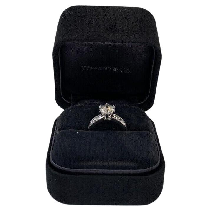 Tiffany & Co. 2,01 ct. Runder Brillant Diamant Platin Ring
Zertifiziert

Einzelhandel: $90.500

Merkmale:
Ein runder Brillant-Diamant in der Mitte
Mit einem Gewicht von 2,01 Karat

Tiffany & Co. Zertifizierung
Farbe F, Reinheit VVS1 

8 Diamanten