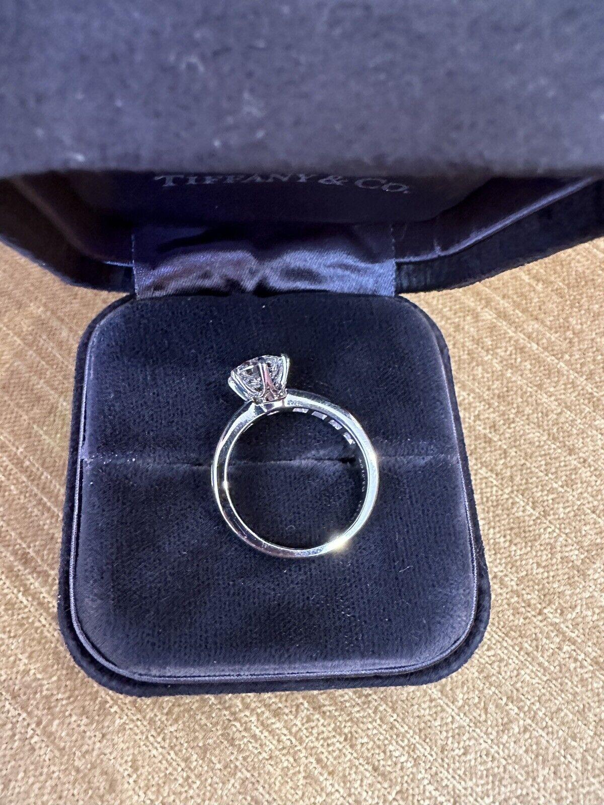 Tiffany & Co. 2,01 Karat Diamantring aus Platin mit rundem Brillanten in der Mitte F-VVS1 (Rundschliff) im Angebot