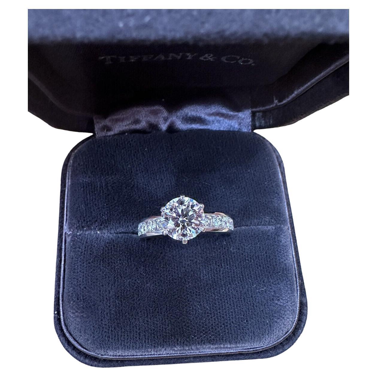 Tiffany & Co. 2,01 Karat Diamantring aus Platin mit rundem Brillanten in der Mitte F-VVS1 im Angebot