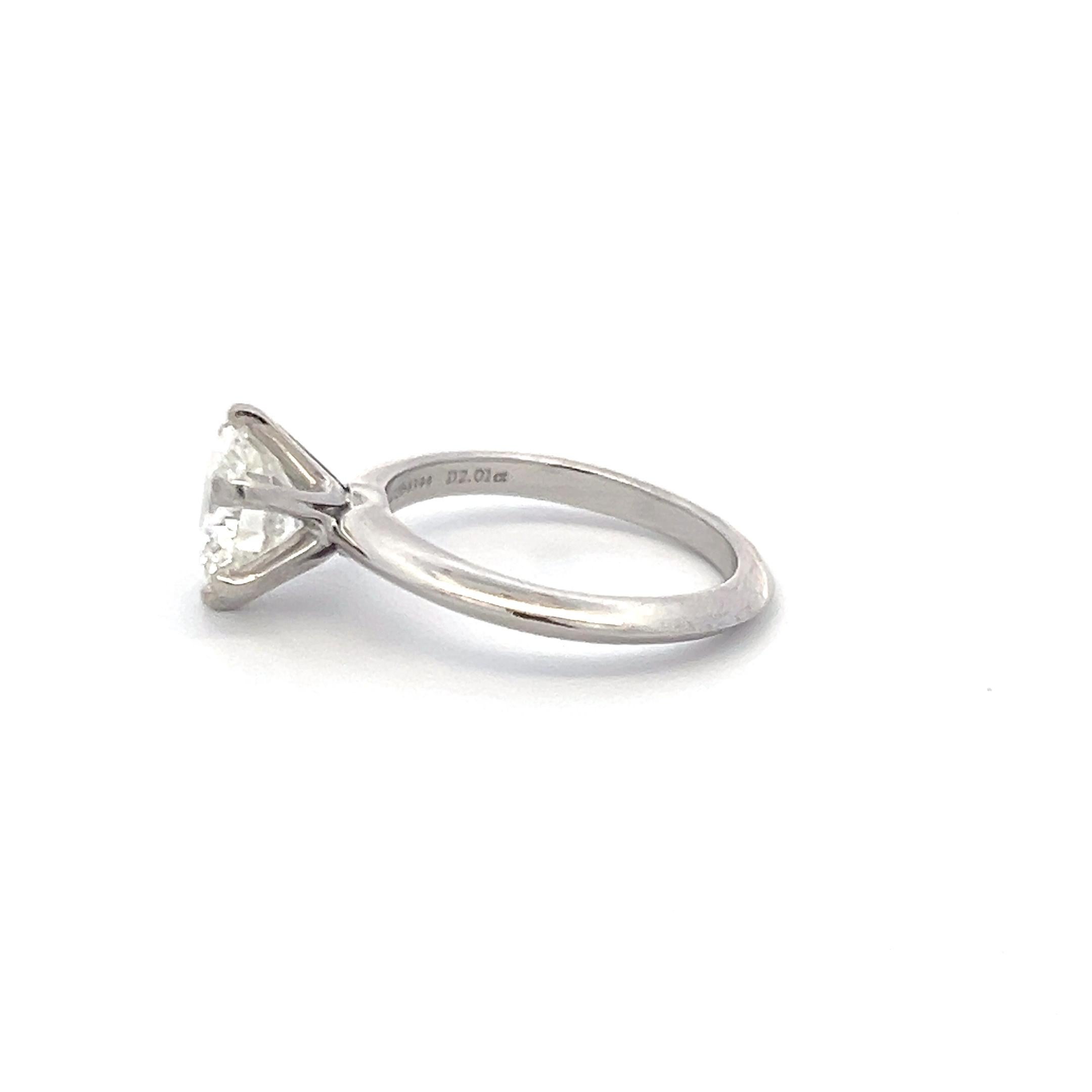 Tiffany & Co Anillo de compromiso en platino con diamante redondo brillante I VS1 de 2,01 quilates en Bueno estado para la venta en New York, NY