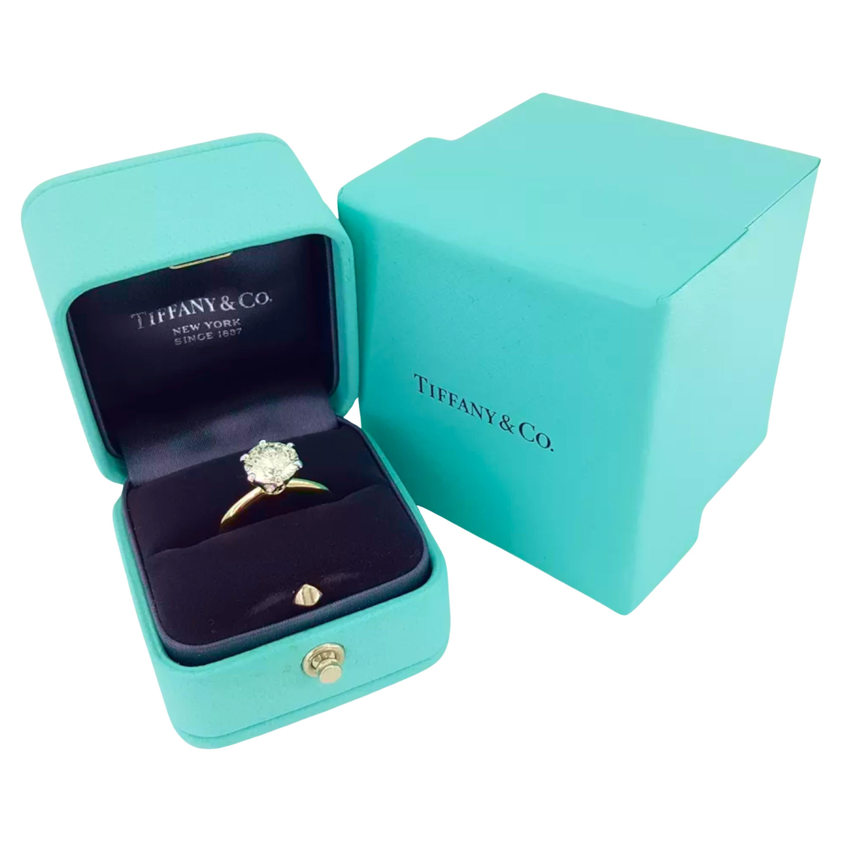  Precioso anillo de compromiso Tiffany & Co. con un impresionante diamante brillante redondo de 2,01 ct. El anillo presenta una combinación de oro amarillo de 18 quilates y platino, que es una elección popular para los anillos de compromiso por su