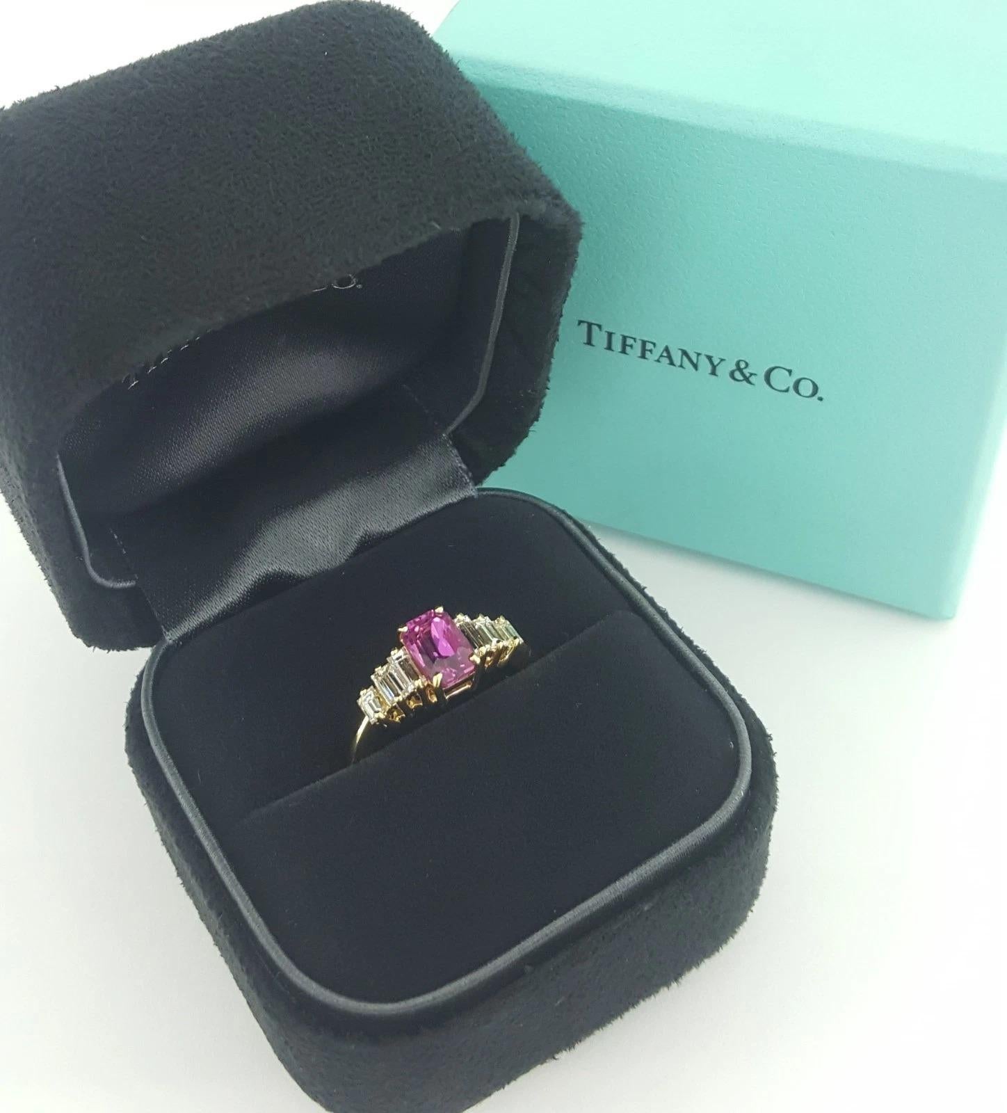 Anello Tiffany & Co. con zaffiro rosa taglio smeraldo e diamante baguette da 2,04 carati in oro giallo 18 carati
Vintage anni '90  Taglia 6  Firmato e numerato

Una creazione rara e senza tempo di Tiffany & Co. Questo splendido anello di