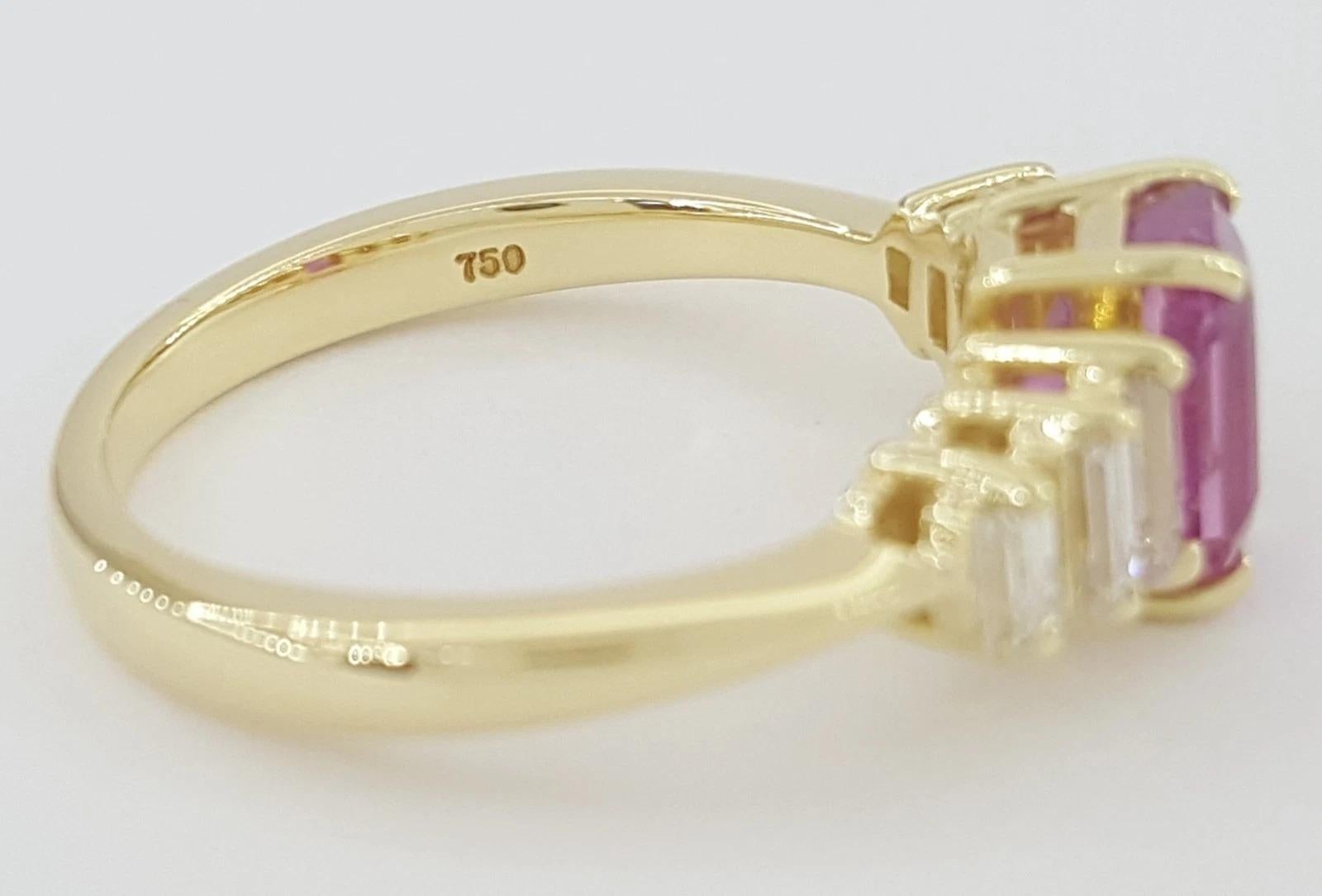 Moderno Tiffany & Co. Anello con zaffiro rosa taglio smeraldo e diamante baguette da 2,04 carati in vendita