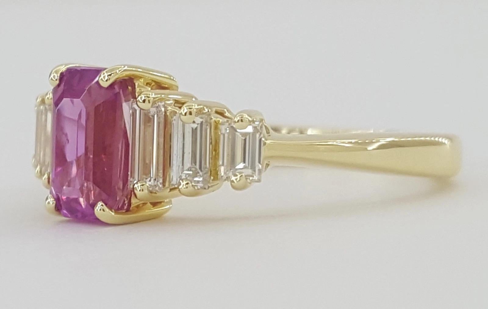 Taglio smeraldo Tiffany & Co. Anello con zaffiro rosa taglio smeraldo e diamante baguette da 2,04 carati in vendita