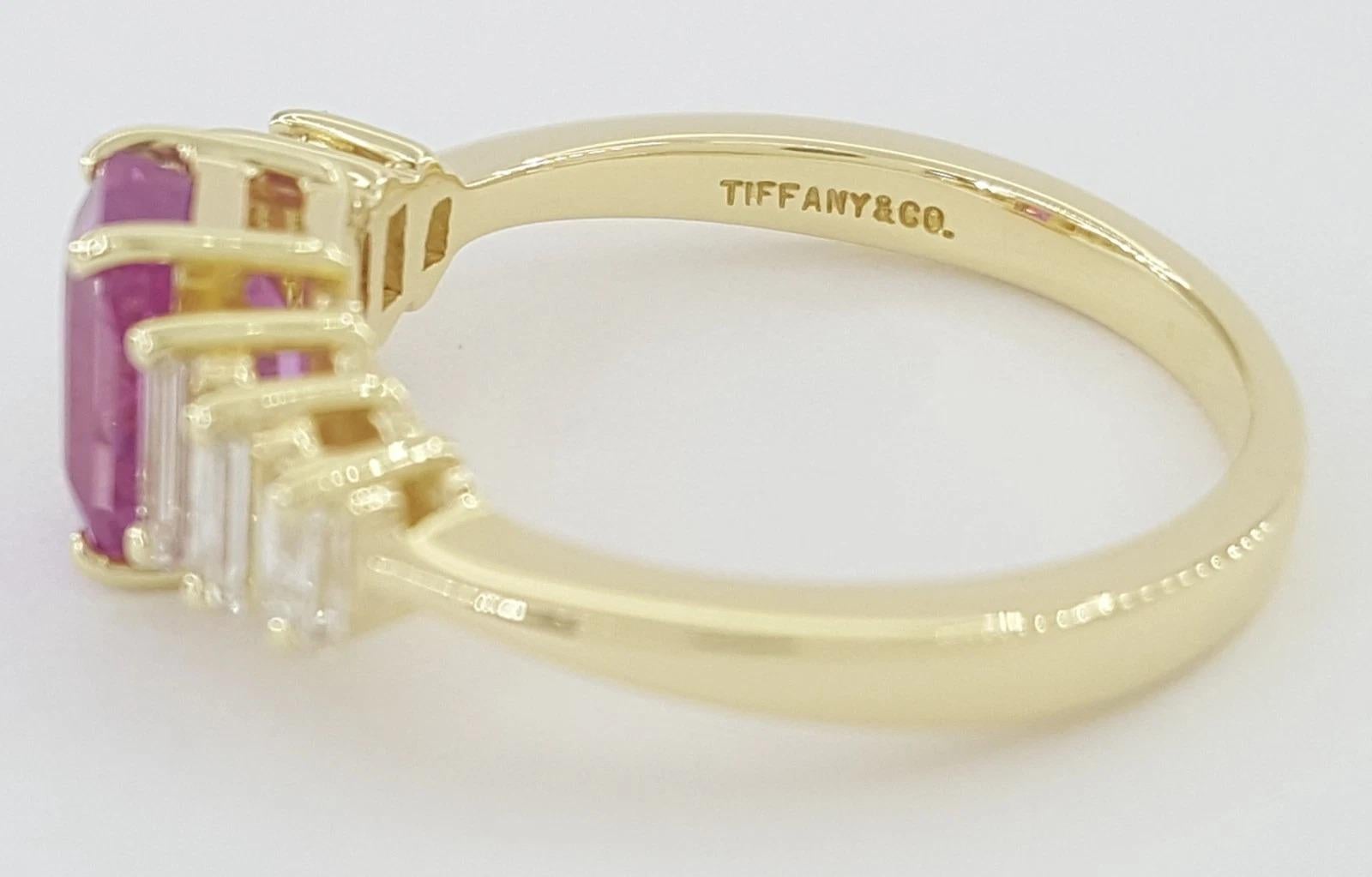 Tiffany & Co. Anello con zaffiro rosa taglio smeraldo e diamante baguette da 2,04 carati In condizioni ottime in vendita a Chicago, IL