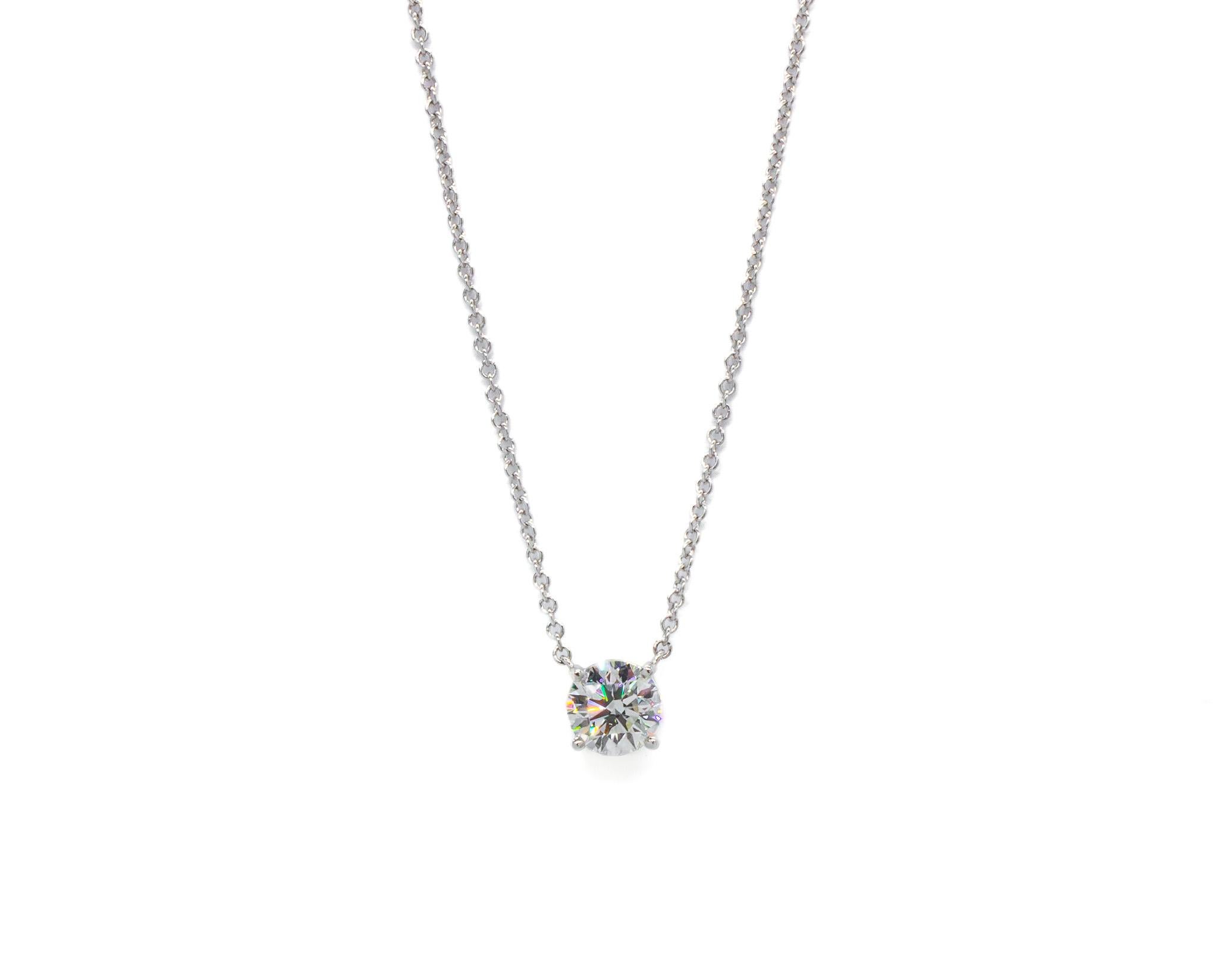 Dieser elegante Platinanhänger von Tiffany & Co. besticht durch einen 2,05 Karat schweren Diamanten mit rundem Brillantschliff, der von GIA als Farbe I und Reinheit VS1 zertifiziert wurde. Das klassische Solitärdesign lässt den Diamanten in den