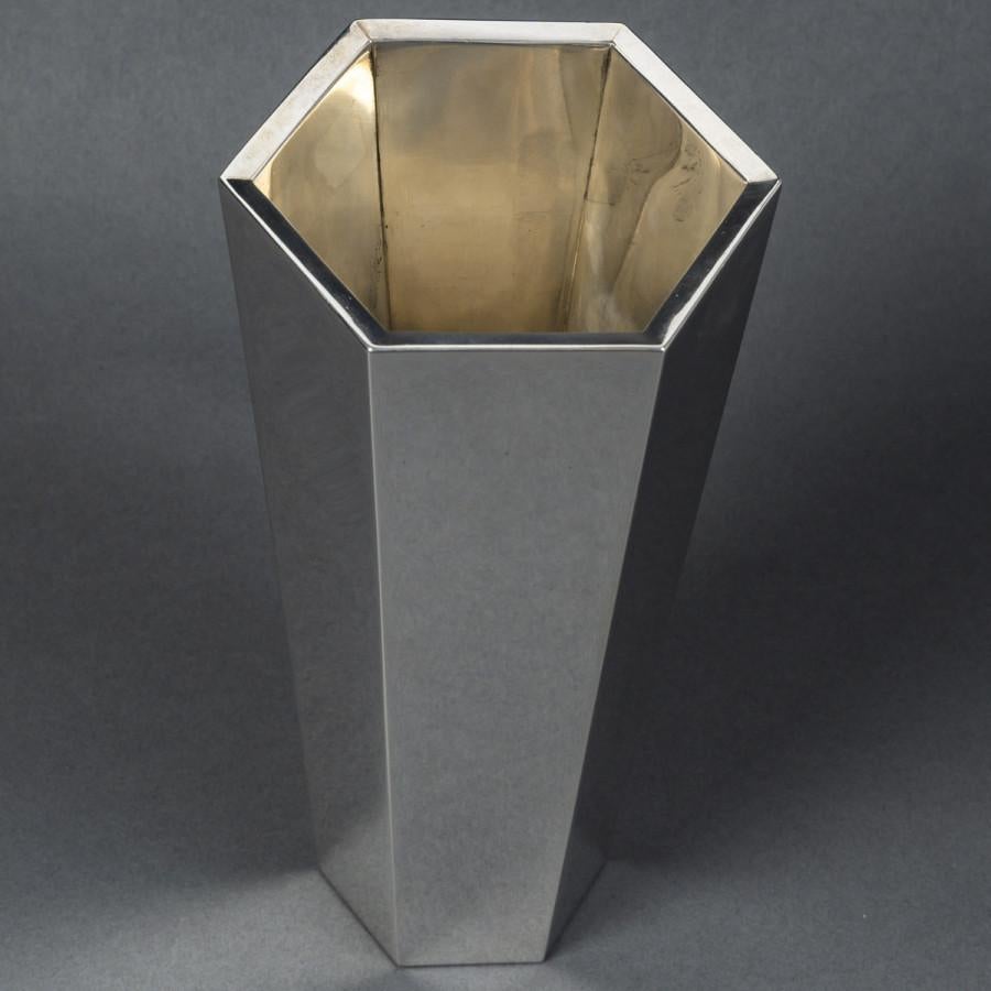 Hexagonal vase with canted sides and slightly flared sides. Gilded interior. This model, with its remarkable geometric precision, is based on a design by Frank Lloyd Wright created around 1918 for the Imperial Hotel in Tokyo.

Never produced at the