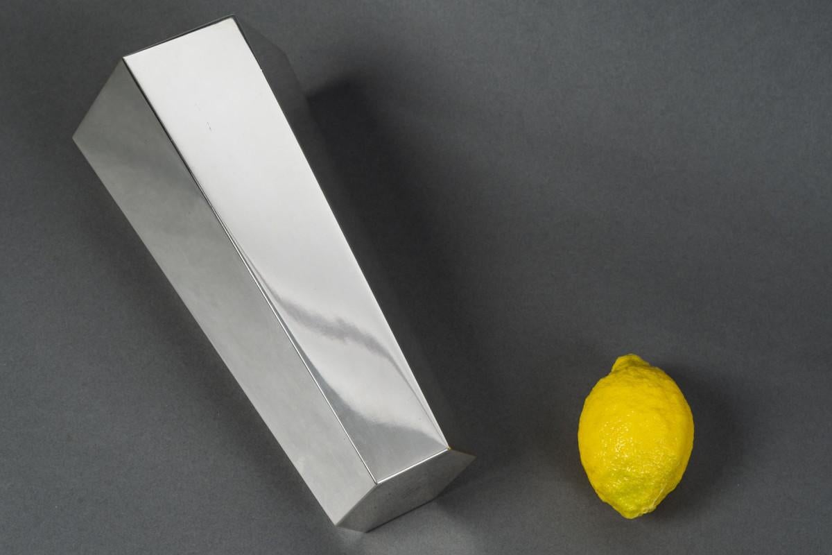 TIFFANY & Co - 20th Modernist Vase in Solid Silver with Canted Corners In Excellent Condition For Sale In SAINT-OUEN-SUR-SEINE, FR