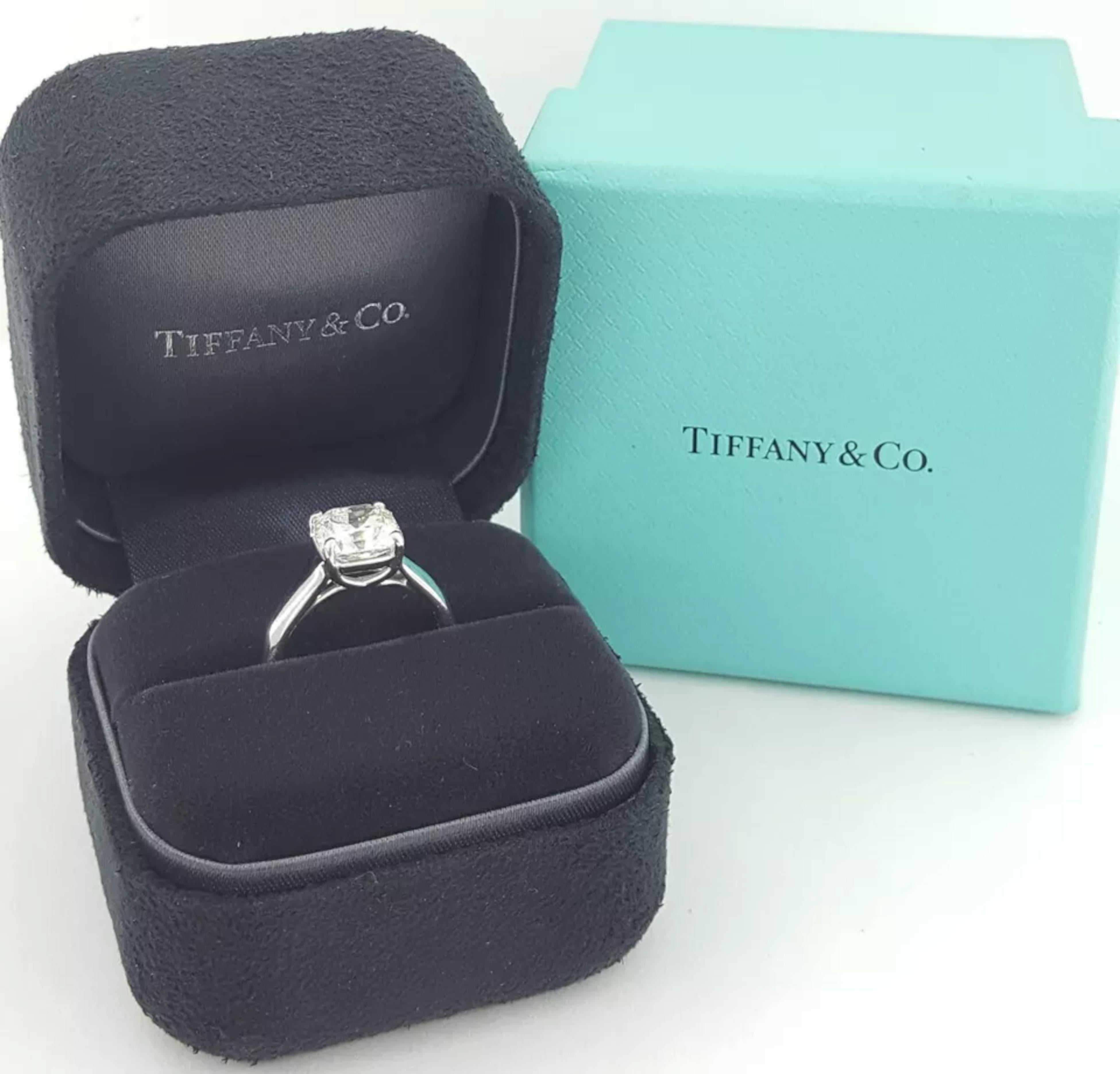 Anillo Tiffany & Co. de diamantes talla brillante cuadrada Lucida en platino de 2,16 ct en Excelente estado para la venta en Chicago, IL