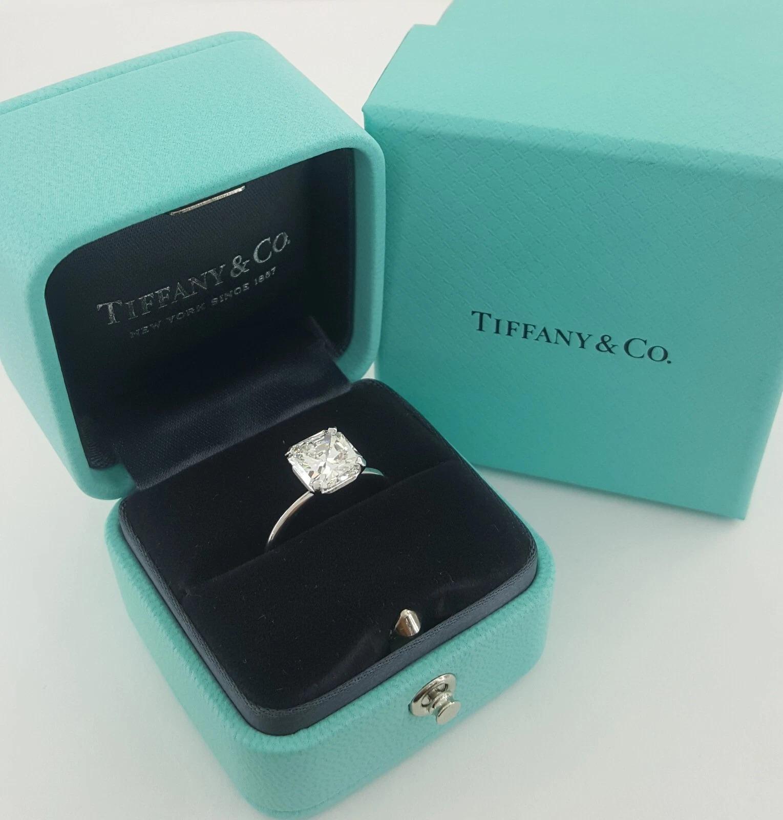 Tiffany & Co. 2.16 ct True® Cut Radiant Diamond Engagement Ring – Platinum
A stunning and rare Tiffany & Co. engagement ring featuring the iconic True® Cut Cornered Square Radiant Brilliant Cut Diamond, expertly mounted in Tiffany’s signature