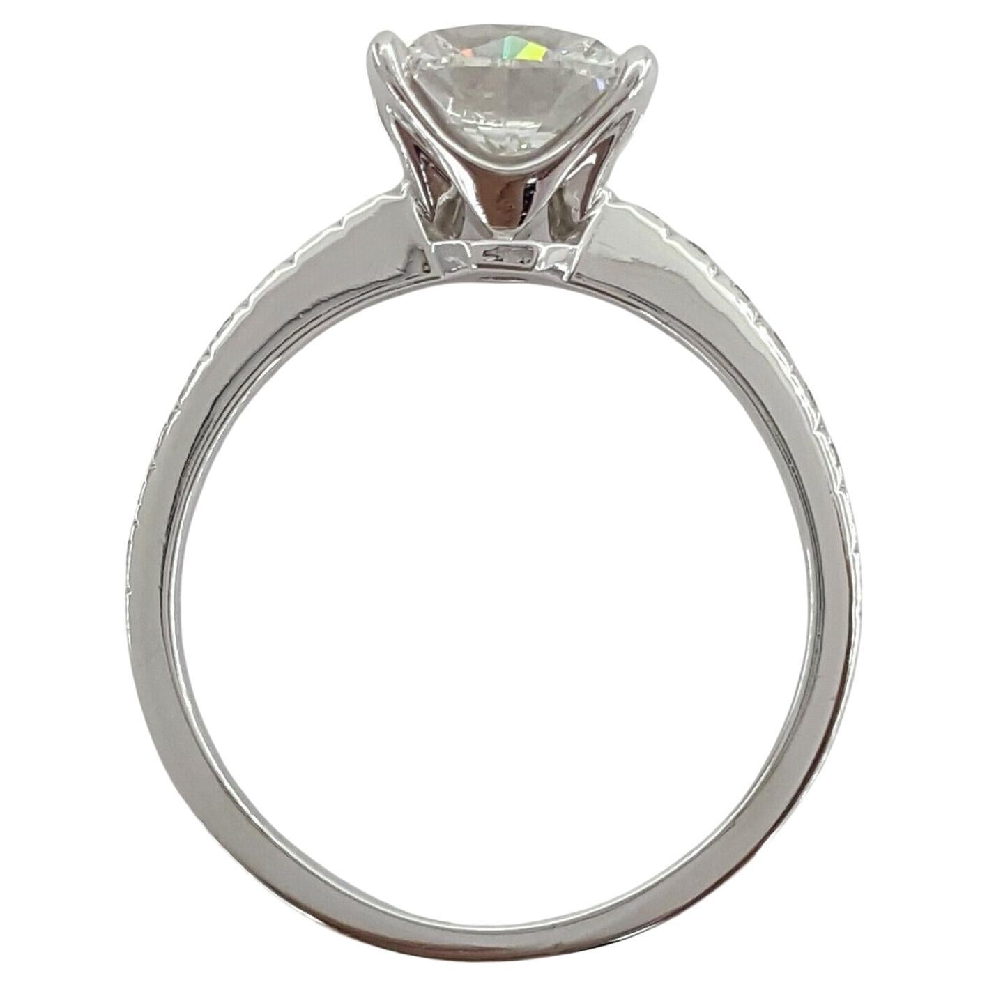  Tiffany & Co. NOVO Bague de fiançailles en platine de 2,17 carats de poids total, avec diamant taillé en coussin et brillant. 

La bague pèse 4,5 grammes et est de taille 6,75. 

