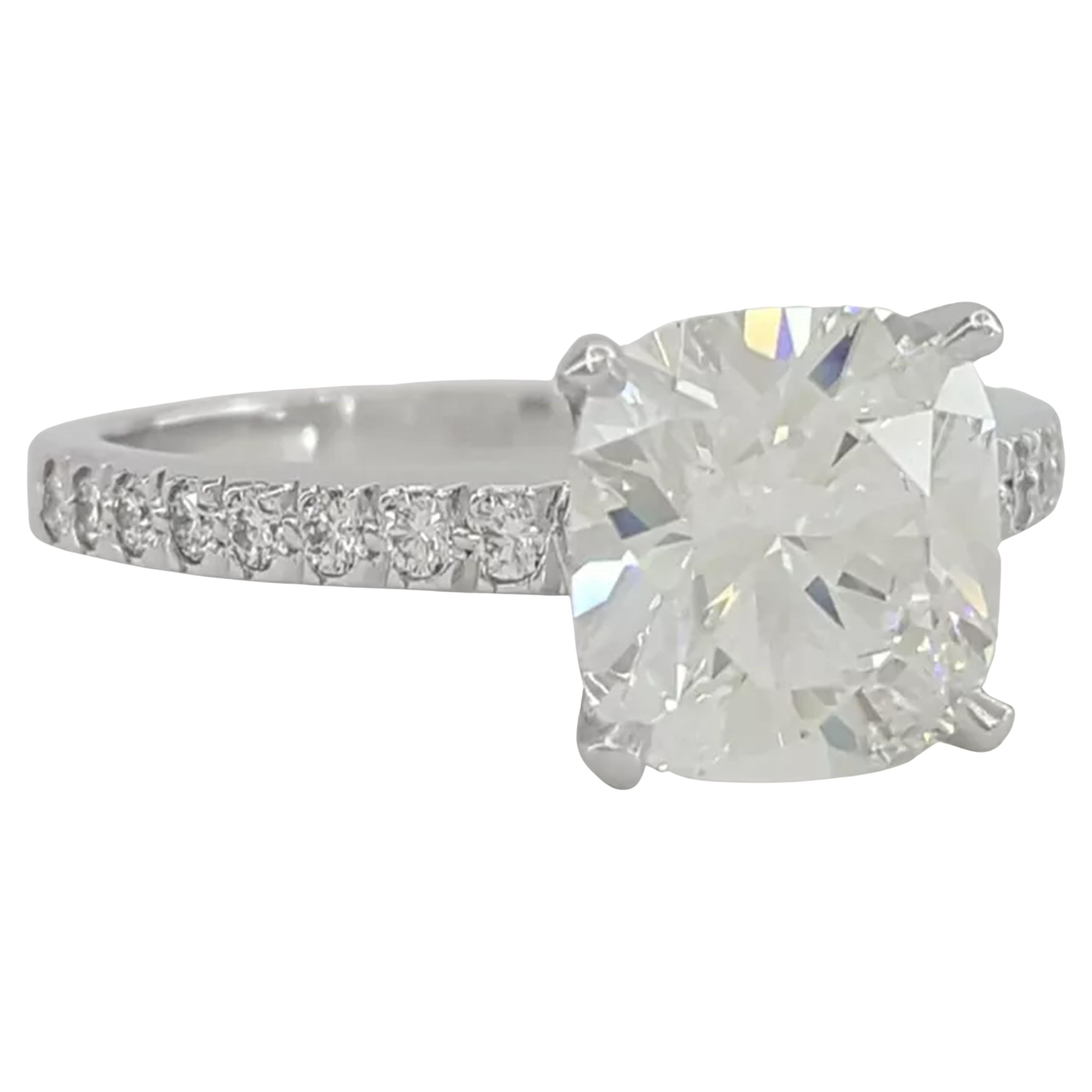 Tiffany & Co. 2.17 Ct. NOVO engagement ring In Excellent Condition For Sale In Chicago, IL