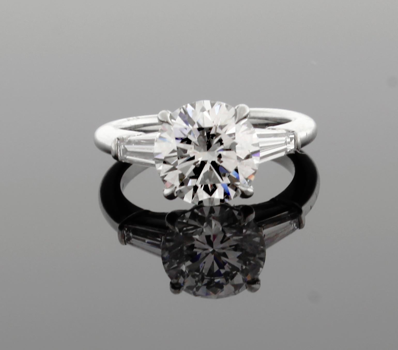 De Tiffany & Co., une bague de fiançailles en diamant platine. Le diamant central pèse 2,27 carats, le diamant Tiffany est de couleur I  Clarté VS1. Les deux diamants baguette pèsent 0,40 carat au total.  Le diamant est inscrit au laser avec un