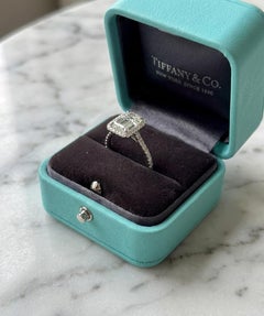 Tiffany & Co. 2,27 Karat Smaragdschliff Diamant Soleste Halo Verlobungsring