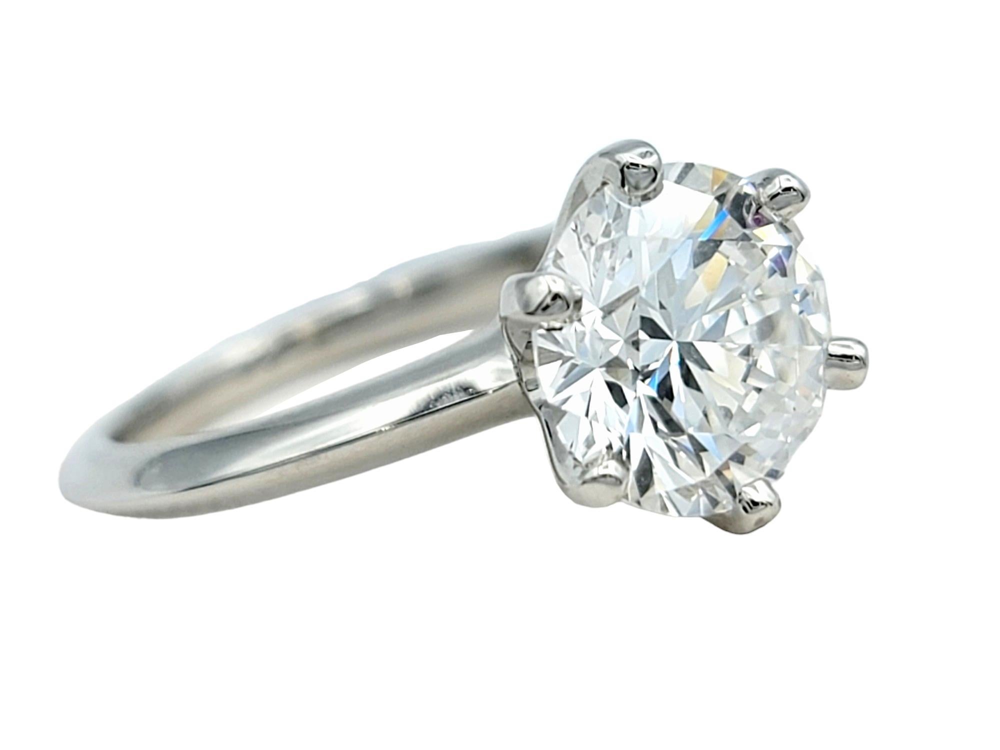 Ringgröße: 5

Sagen Sie JA zu diesem unglaublichen diamantenen Solitär-Verlobungsring von Tiffany & Co.! Dieser bezaubernde Ring ist der Inbegriff des klassischen Tiffany-Verlobungsrings mit seinem großen runden Diamanten und dem schlanken,