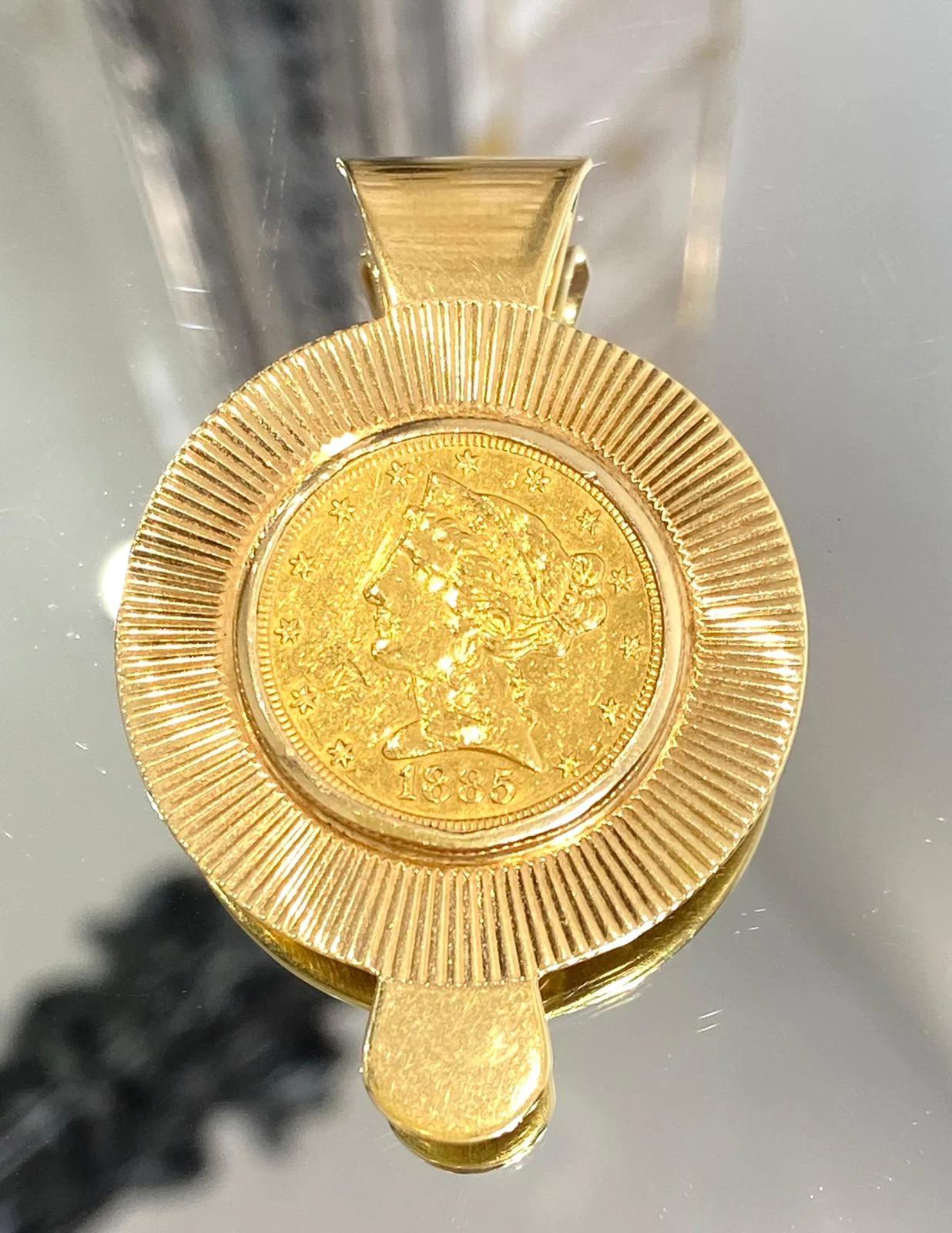 Tiffany & Co 22k Gold Coronet Head Quarter Eagle Coin Money Clip

Pièce exceptionnellement rare de Tiffany, comprenant une pièce d'or américaine de 1885 qui est une pièce de collection et qui est assise dans une monture en forme