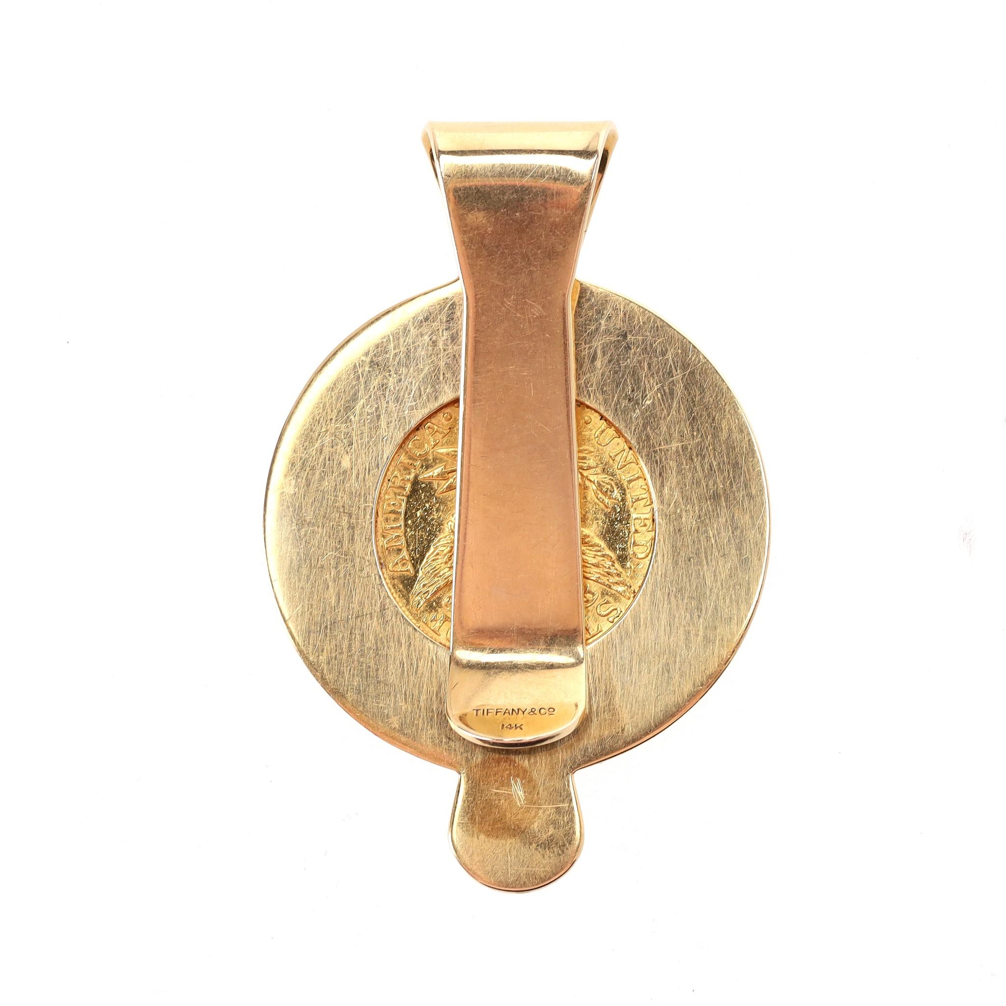 Seltenes Stück - Tiffany & Co 22k Gold Coronet Kopf Quarter Eagle Münze Geldklammer

Außergewöhnlich seltenes Stück von Tiffany, mit einer USA-Goldmünze aus dem Jahr 1885, die ein Sammlerstück ist, das in einer Stern-Burst-Fassung sitzt.

Größe -