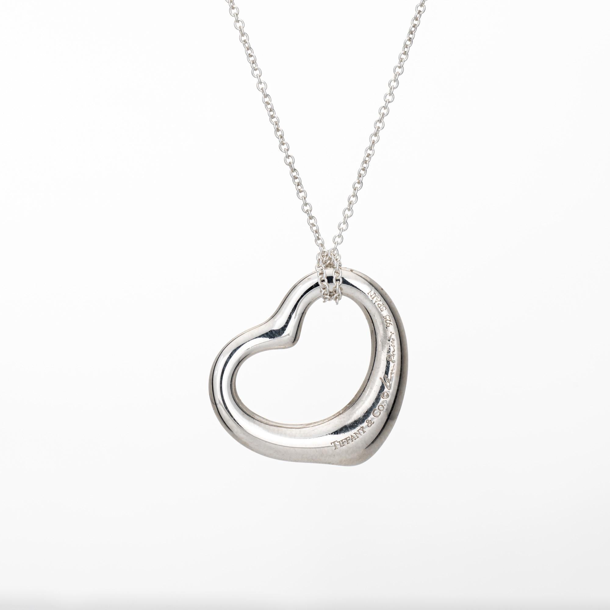 Collier d'occasion Tiffany & Co Open Heart en argent sterling.  

Le design simple et élégant d'Elega Peretti célèbre l'esprit de l'amour. La chaîne en argent sterling de Tiffany & Co mesure 16 pouces et peut être portée seule ou associée à des
