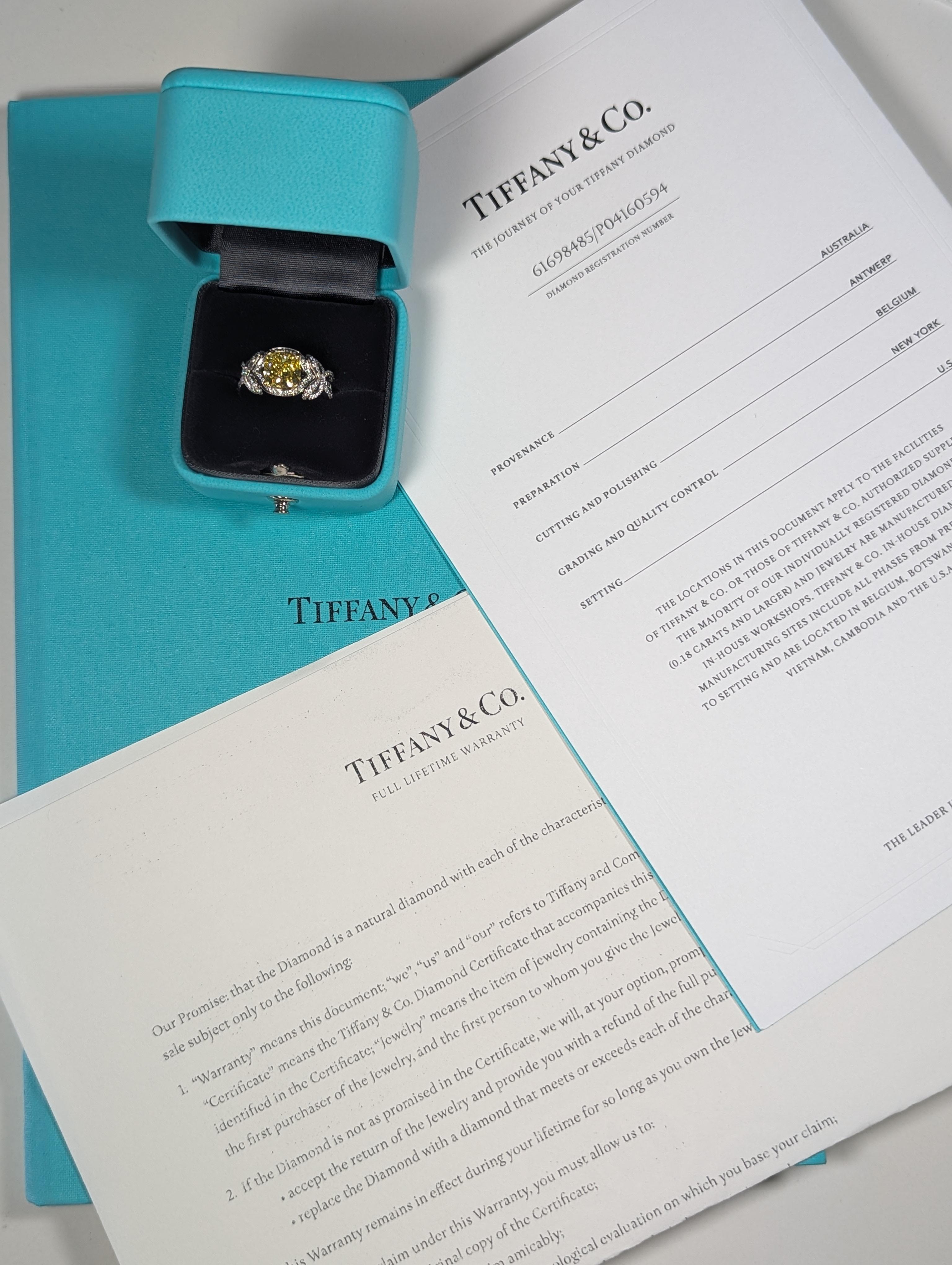 Contemporaneo Anello di fidanzamento con diamanti taglio cuscino Tiffany & Co. 2,32 carati Fancy Vivid Yellow in vendita