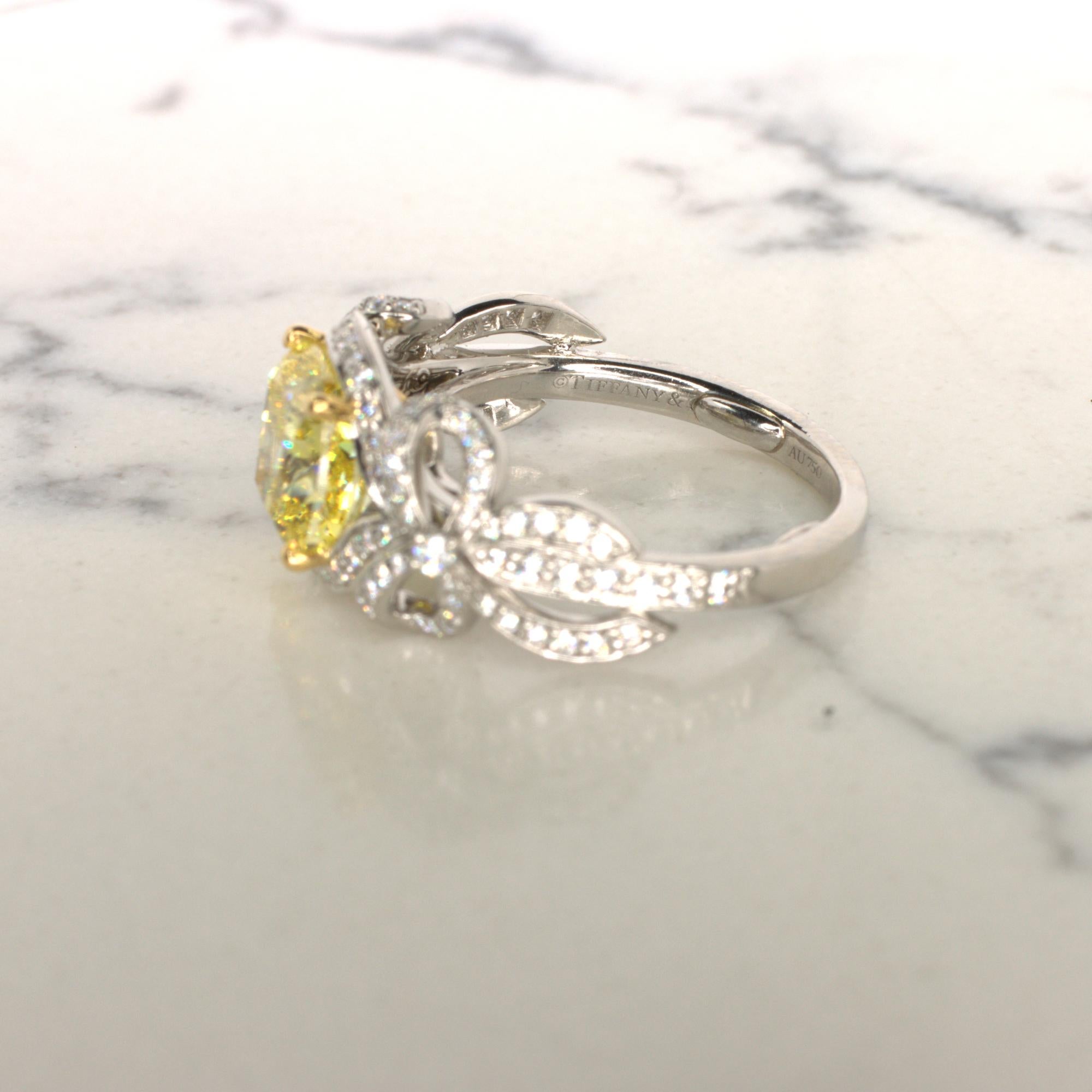 Anello di fidanzamento con diamanti taglio cuscino Tiffany & Co. 2,32 carati Fancy Vivid Yellow in vendita 1