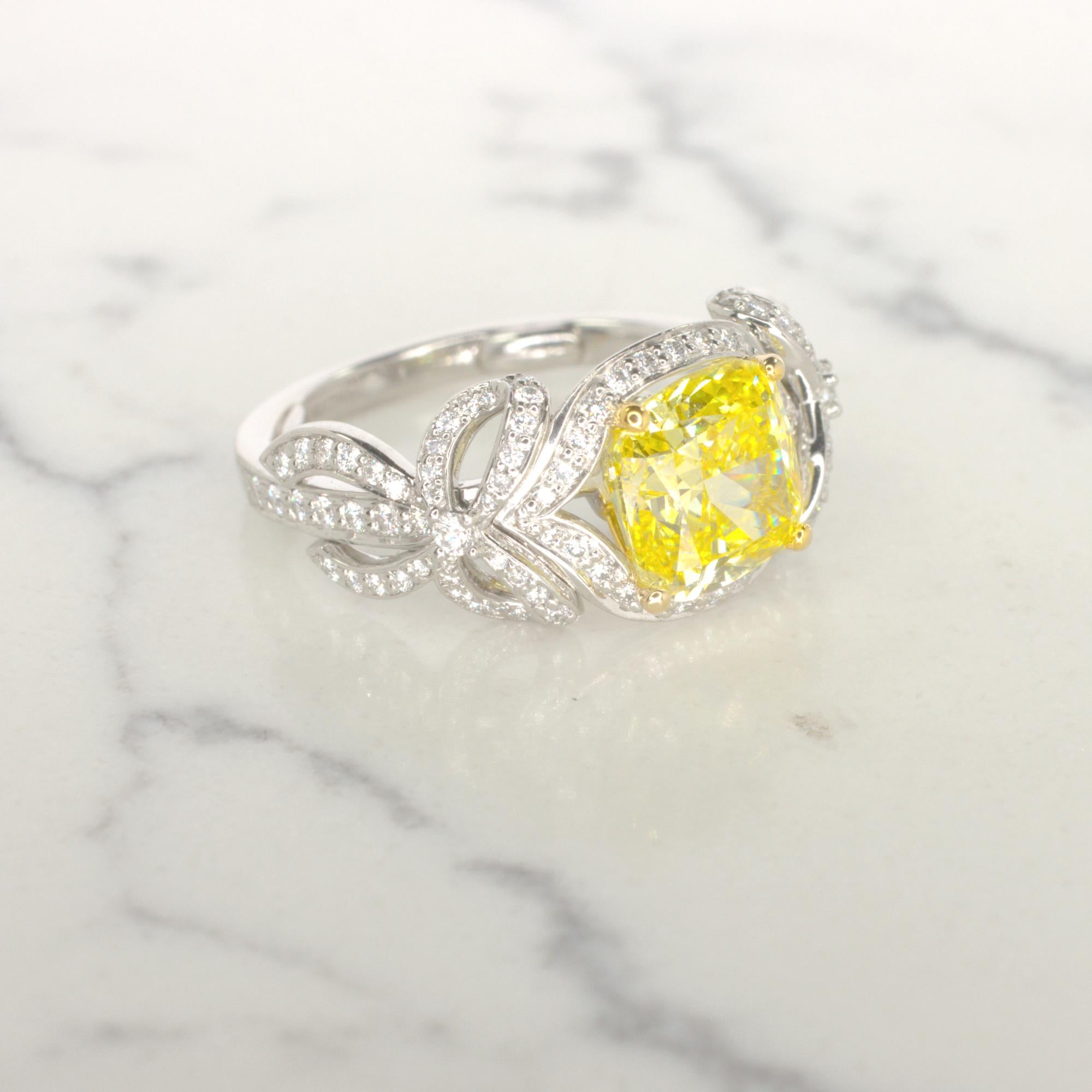 Donna Anello di fidanzamento con diamanti taglio cuscino Tiffany & Co. 2,32 carati Fancy Vivid Yellow in vendita