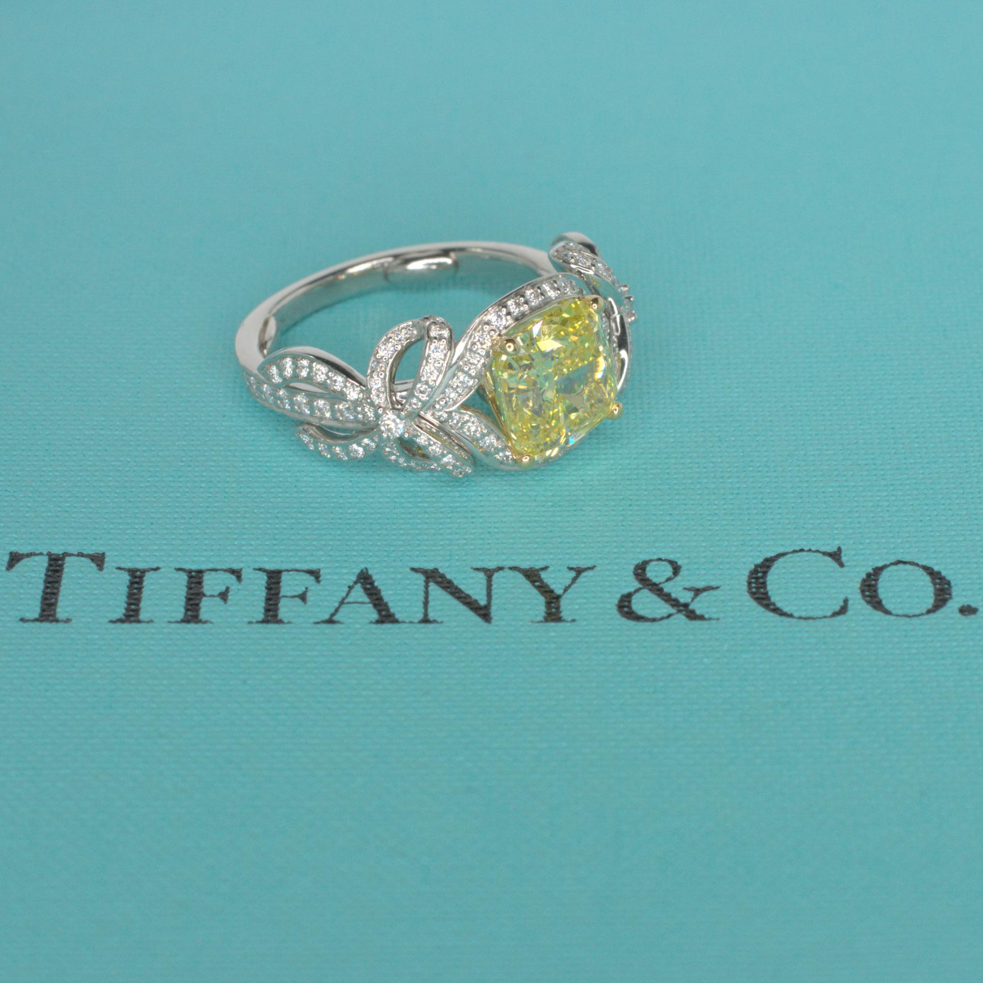 Taglio cuscino Anello di fidanzamento con diamanti taglio cuscino Tiffany & Co. 2,32 carati Fancy Vivid Yellow in vendita