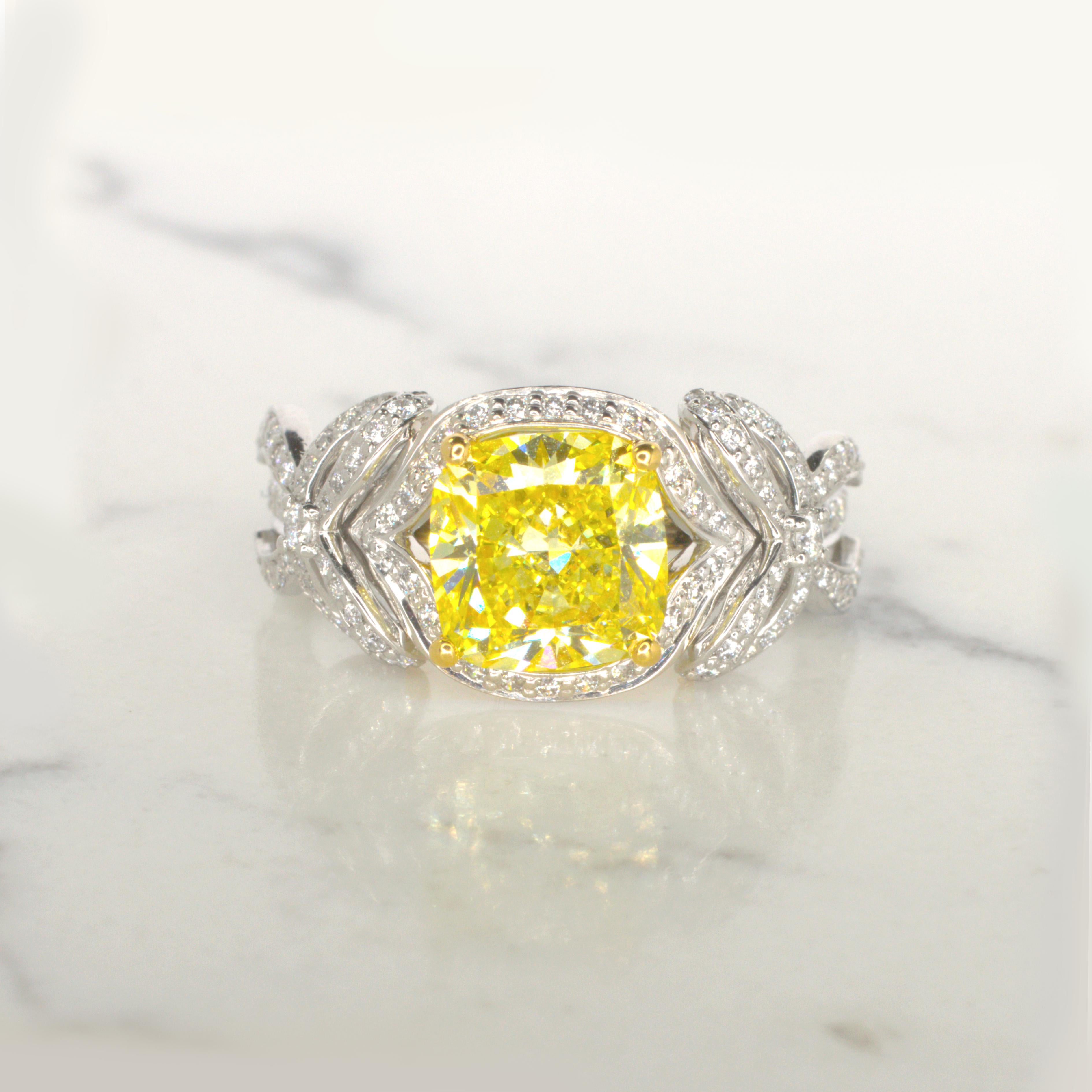 Anello di fidanzamento con diamanti taglio cuscino Tiffany & Co. 2,32 carati Fancy Vivid Yellow In condizioni Nuovo in vendita a Chicago, IL