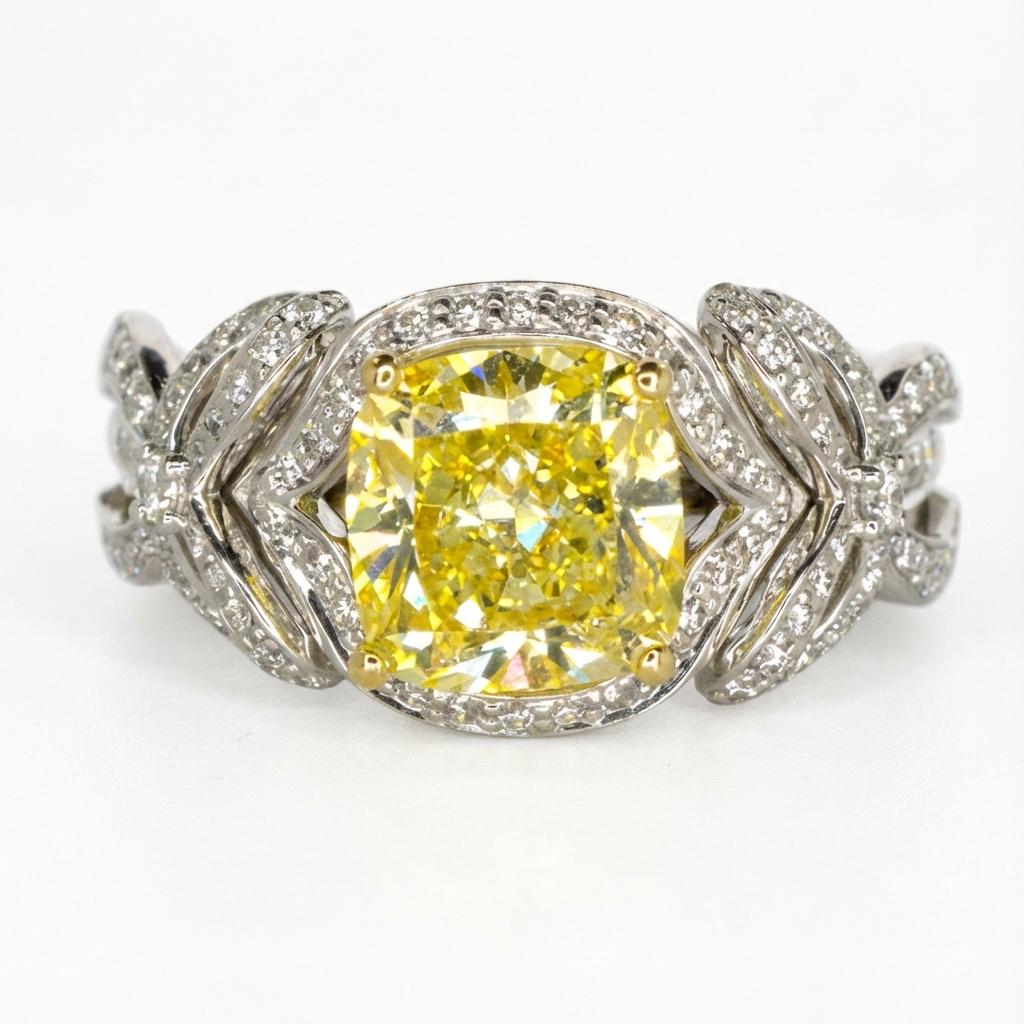 Anello di fidanzamento con diamanti taglio cuscino Tiffany & Co. 2,32 carati Fancy Vivid Yellow in vendita 2