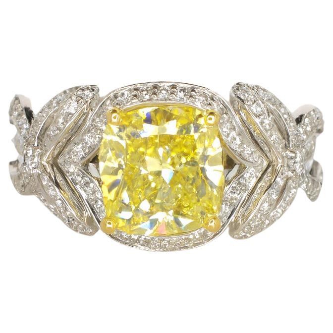 Bague de fiançailles Tiffany & Co. 2.32 Carat Fancy Vivid Yellow Cushion Cut Diamond