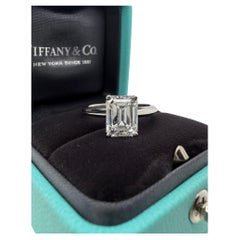 Tiffany & Co., anillo de compromiso con un diamante de 2,41 quilates de talla esmeralda