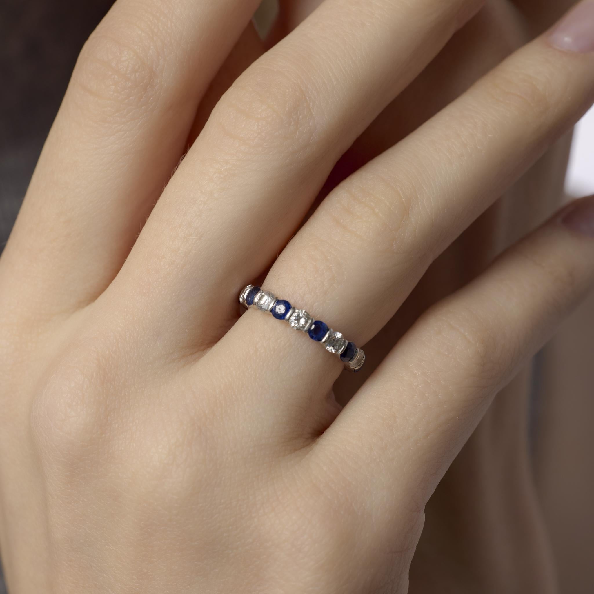 Cette bague vintage de Tiffany & Co. datant de 1969 brille avec des saphirs bleus vifs et des diamants éblouissants de couleur D-E. Elle a été délicatement fabriquée à la main en platine pour une sophistication intemporelle.