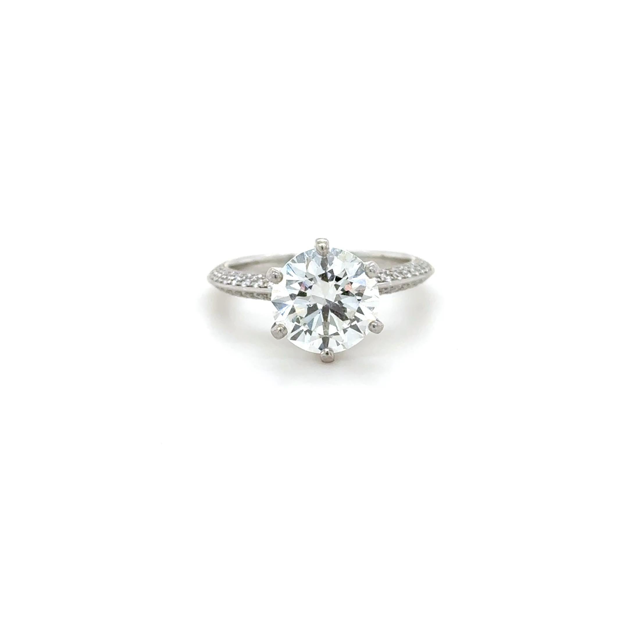 Taglio del diamante: Brillante rotondo 
Carati: 2,46 carati
Colore: H
Chiarezza: VVS2
Corona iscritta: AT&T. W06080116

Piccoli diamanti
Carati: 1,55 carati totali
Colore: D. A.
Chiarezza: IF-VS2

Collection'S: Pavé Tiffany Setting
Metallo: