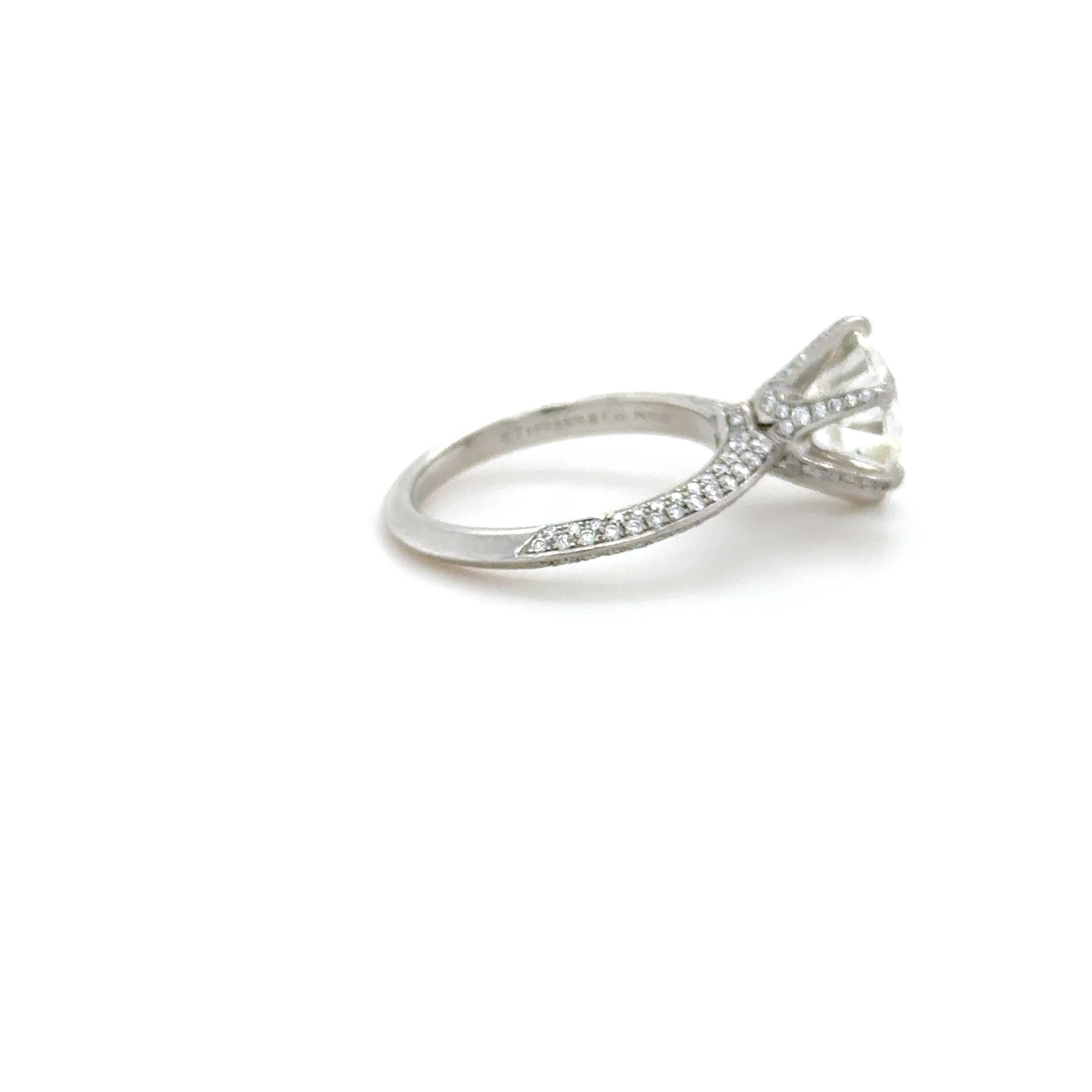 Donna Tiffany & Co., anello di fidanzamento con diamante Pavé Tiffany da 2,46 carati in vendita